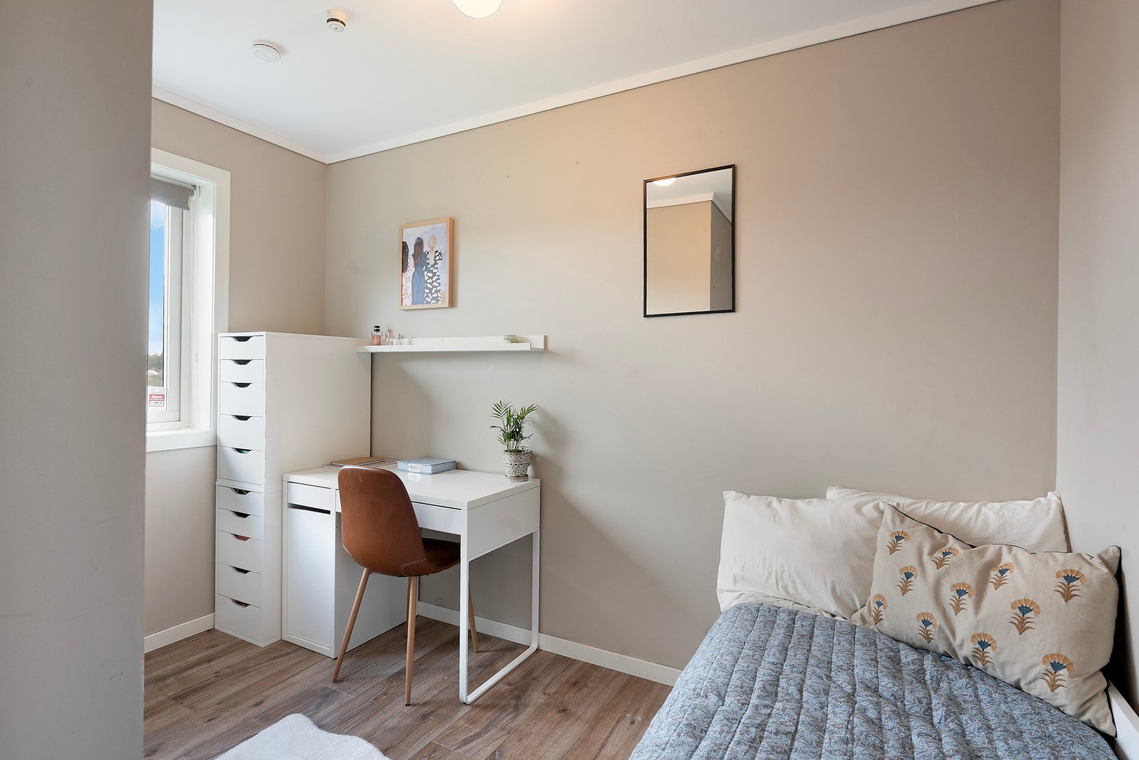 Alle soverommene er malt i lun, men nøytral farge så du enkelt kan sette ditt eget preg Galleribilde