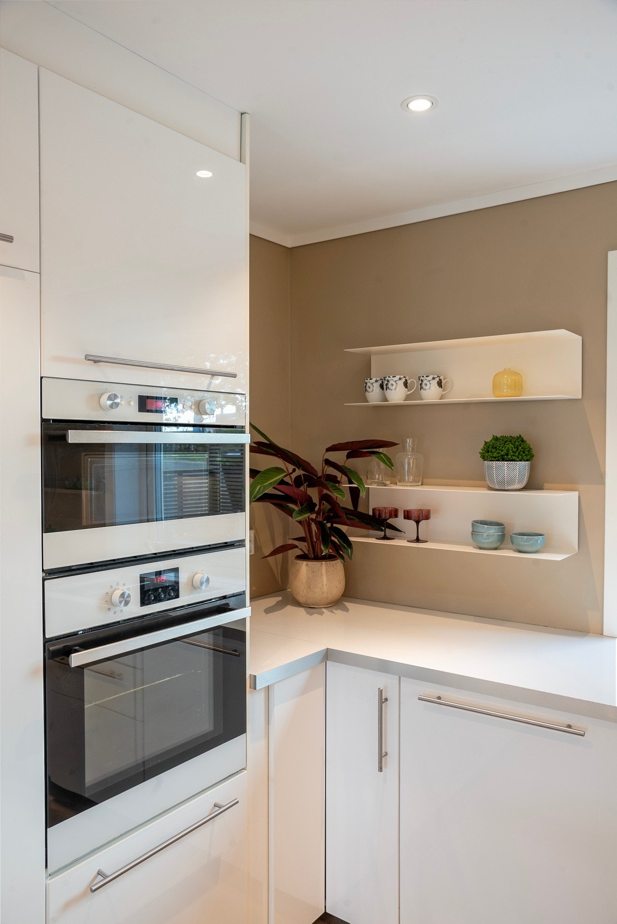 En moderne bolig med gjennomtenkt planløsning, rom for hele familien og tidsriktige fargevalg som skaper et lunt og stilrent hjem Galleribilde