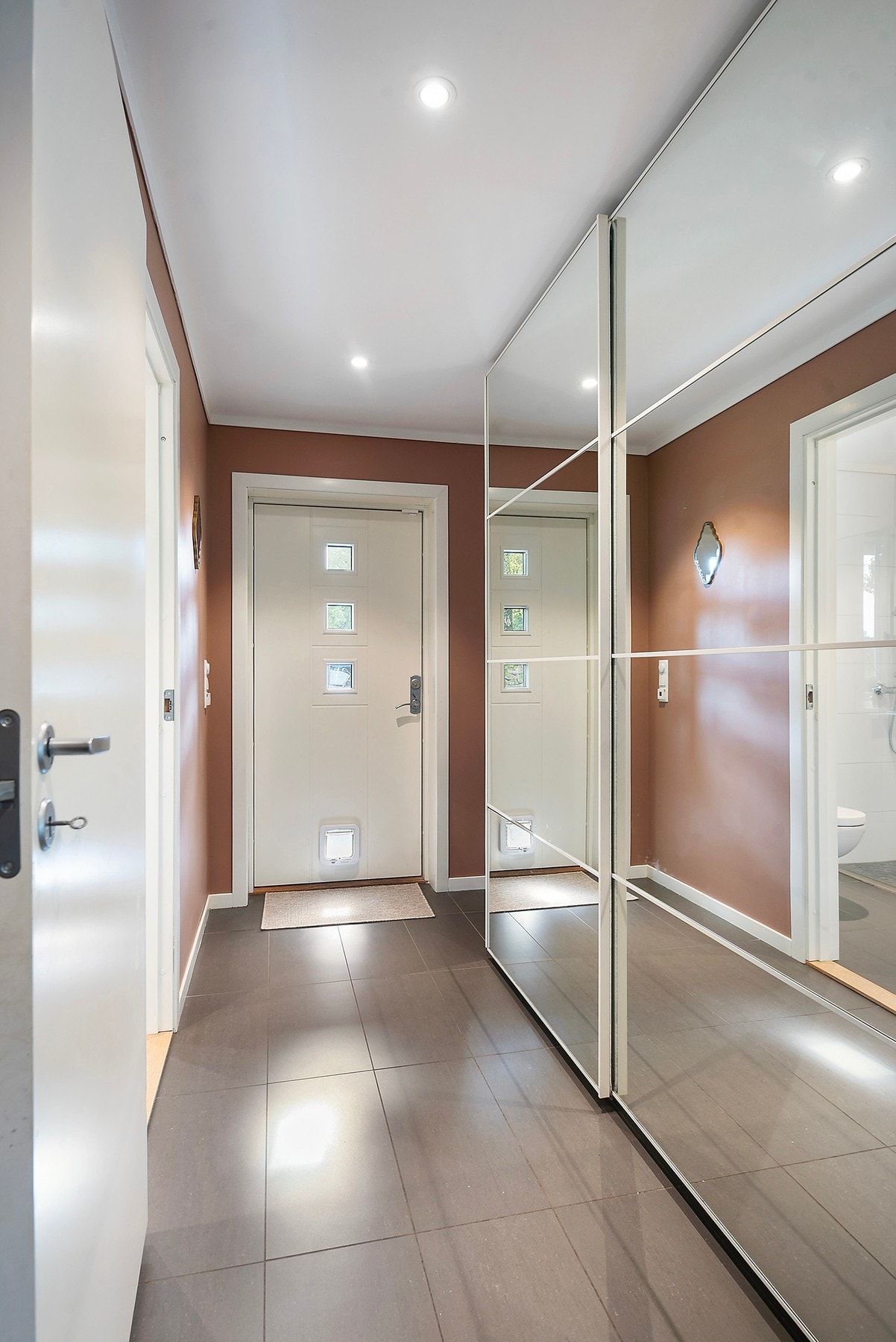 Varmekabler under flisene gir behagelig varme og sørger for at fukt og våte spor tørker raskt opp Galleribilde