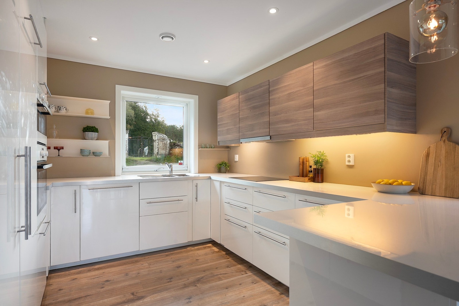 Kjøkkenet byr på god benkeplass, rikelig med oppbevaringsmuligheter og integrerte hvitevarer - en praktisk og funksjonell løsning som gjør hverdagen enklere. Galleribilde