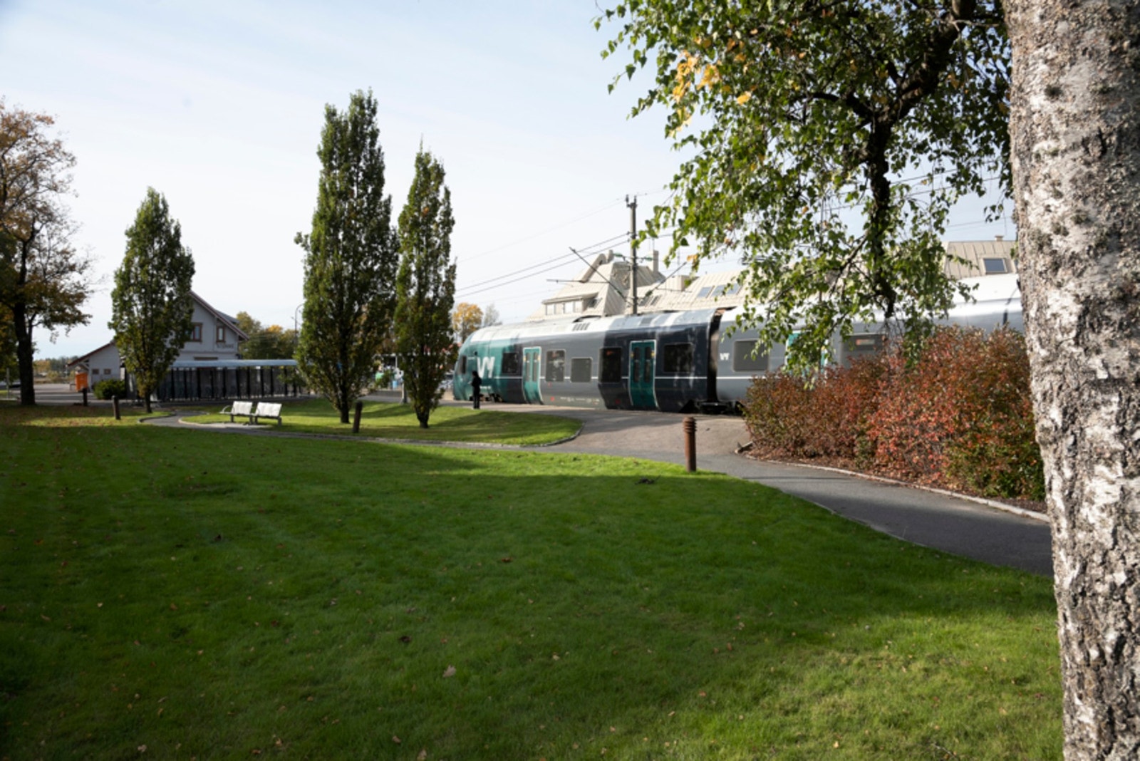 Kort avstand til jernbanestasjonen med god offentlig kommunikasjon til Tønsberg og Oslo Galleribilde