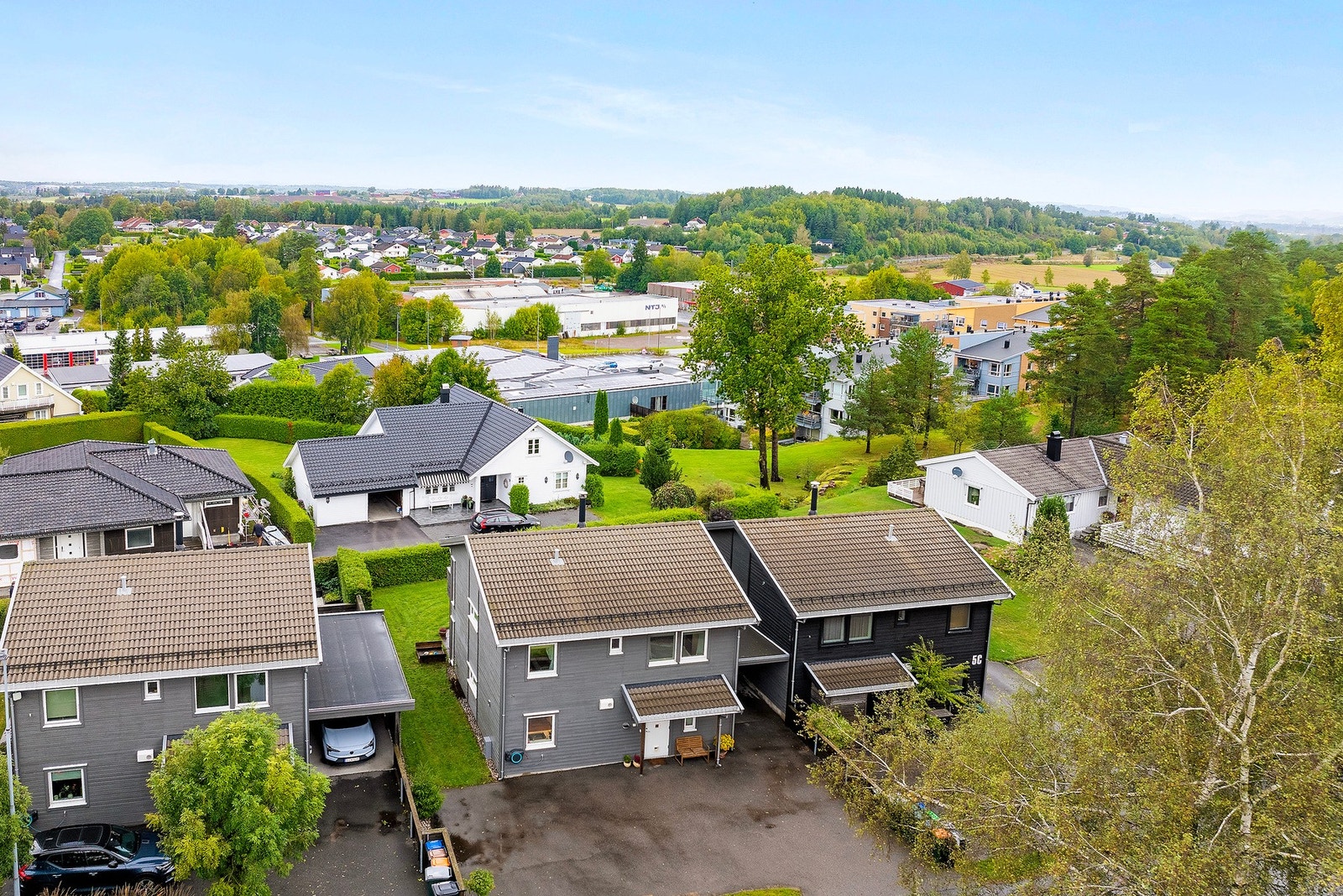 Boligen har en fredelig og sentral beliggenhet i veletablert nabolag med nærhet til Stokke sentrum Galleribilde