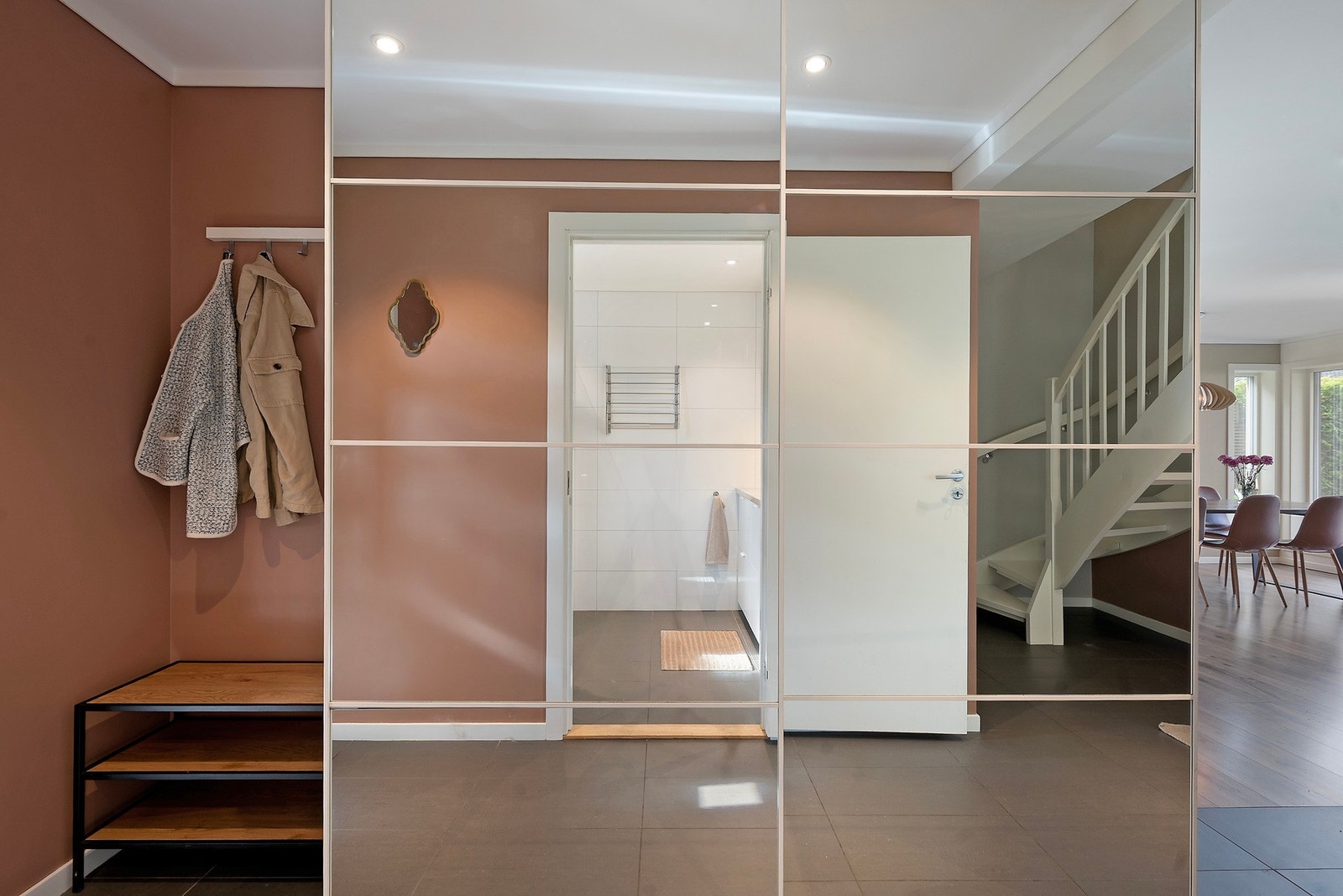 Skyvedørsgarderobe med speildører gir en ekstra rom og åpen følelse, mens downlights sørger for et behagelig og funksjonelt lys i rommet Galleribilde