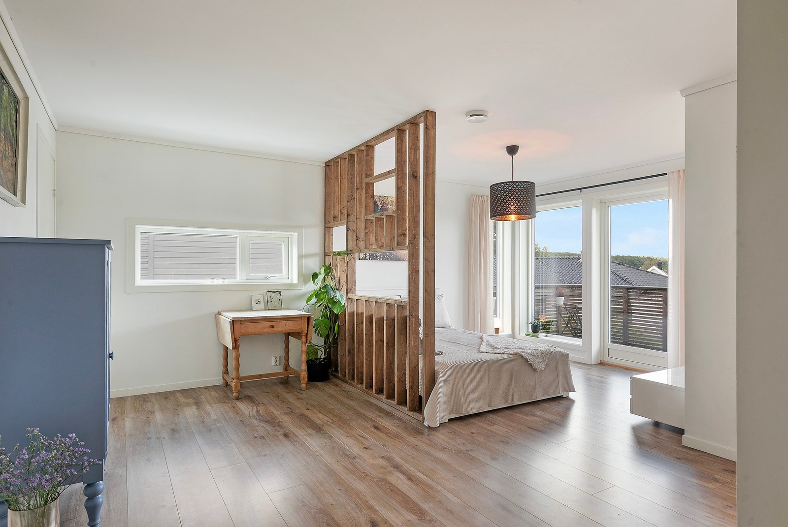 I 2.etasje kommer du opp i loftstue med den samme lyse og åpne romfølelsen som du finner i resten av boligen Galleribilde