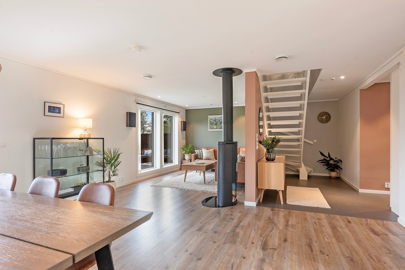 Et åpent og luftig oppholdsrom med god plass til både sofagruppe og spisestue Galleribilde