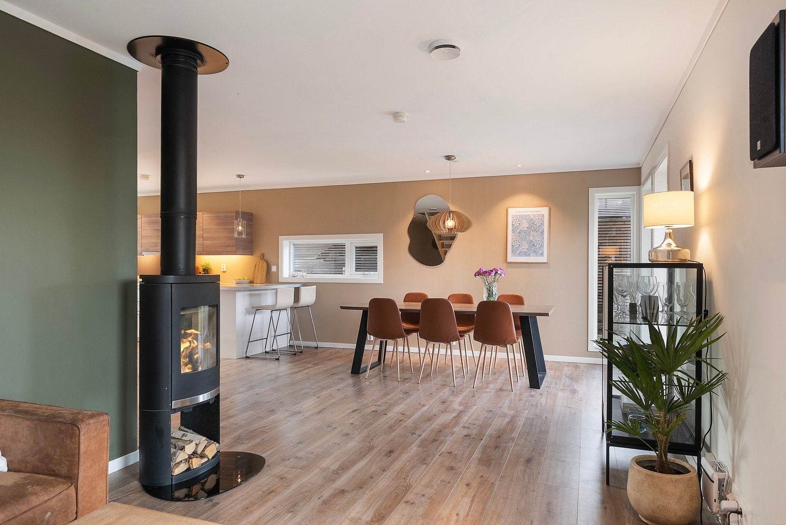 Vedovnen er sentralt plassert i rommet så den kan nytes fra både sofa og spisestue Galleribilde