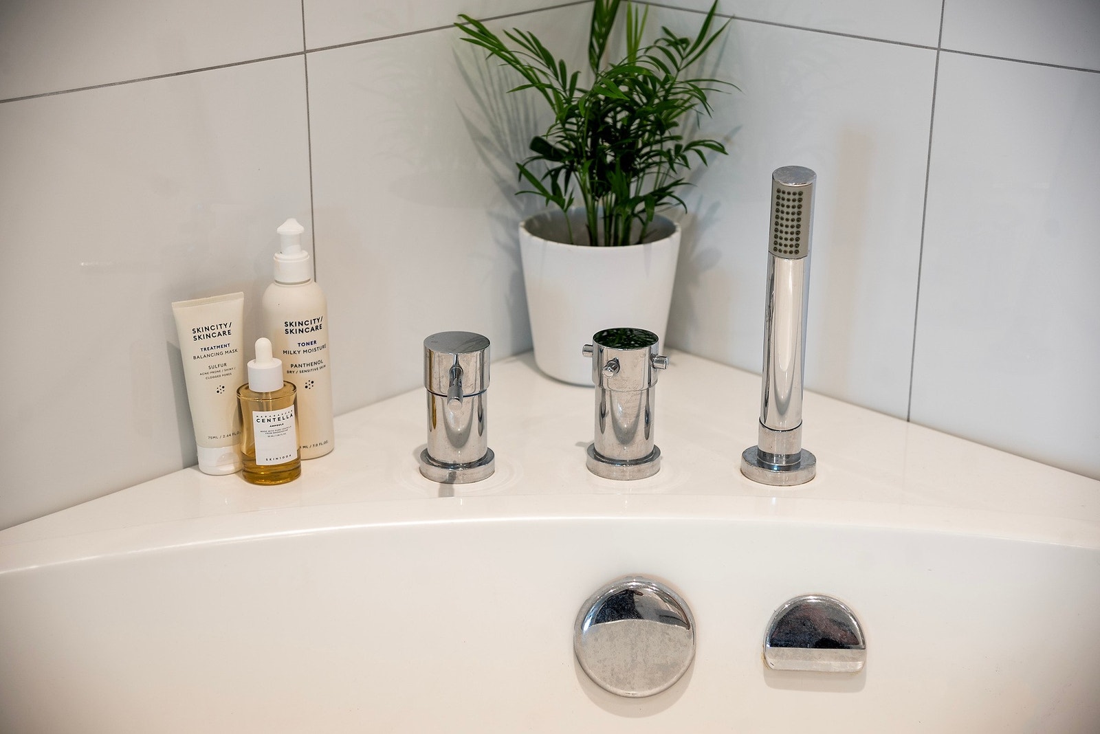 Romslig badekar hvor du kan senke skuldrene etter en lang dag, eller de små kan leke og kose seg Galleribilde