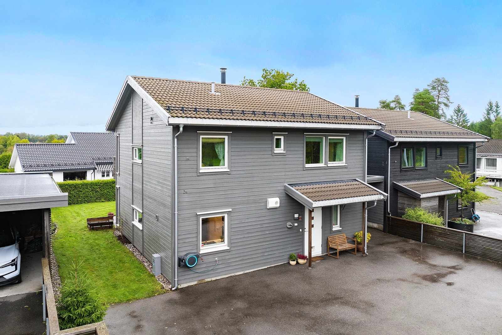 Fra innkjørselen er det lett utvendig adkomst til hagen så besøkende ikke trenger å gå gjennom boligen Galleribilde