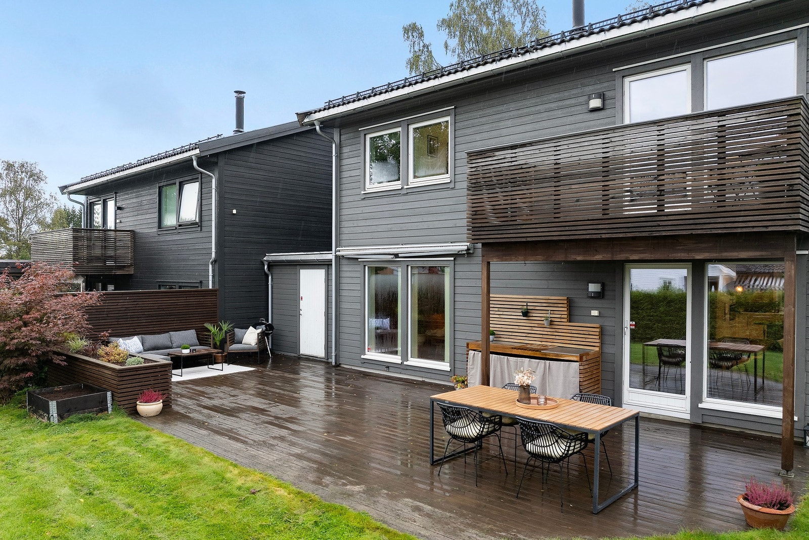 Terrassen på hele 54 m² gir plass til flere sittegrupper, direkte adkomst til hagen og tilgang til utvendig bod - et allsidig og sosialt uteområde tilpasset mange behov Galleribilde