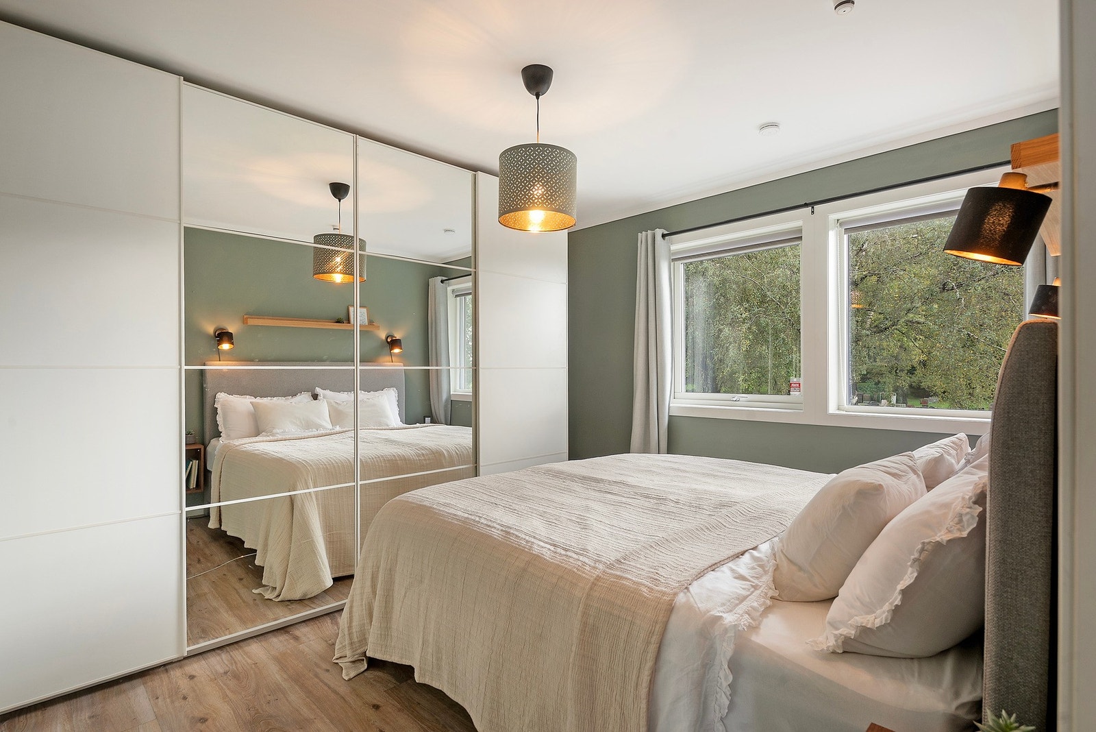 På hovedsoverommet har du behagelig dus farge og romslig skyvedørsgarderobe Galleribilde