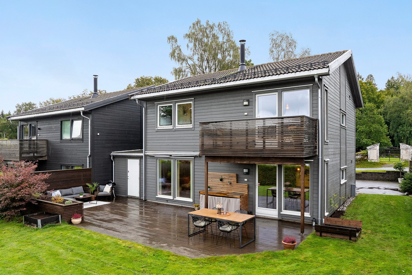 Tomten er pent rammet inn med hekk så de små kan løpe fritt og du får et privat og usjenert uteområde Galleribilde