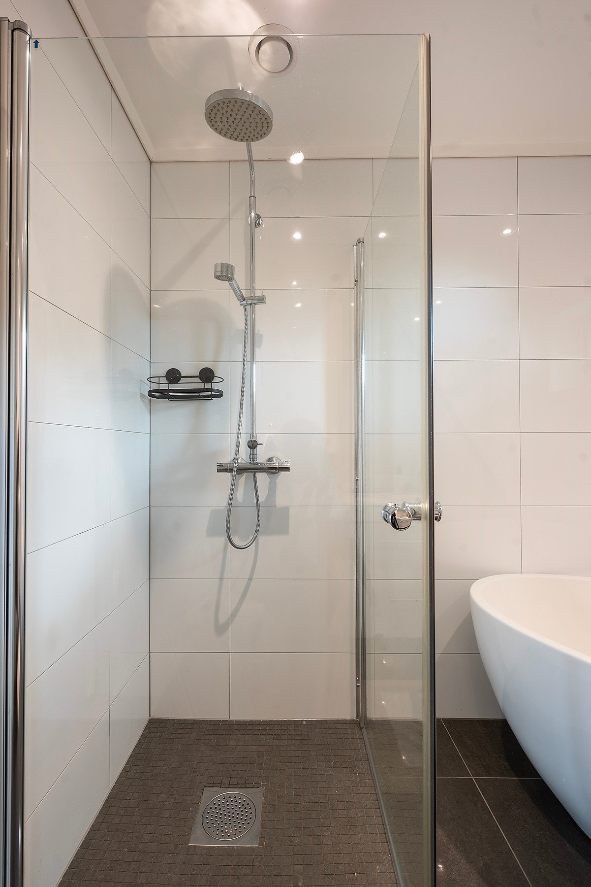 Dusjhjørne som gir deg en rask og praktisk start på dagen når tiden er knapp Galleribilde