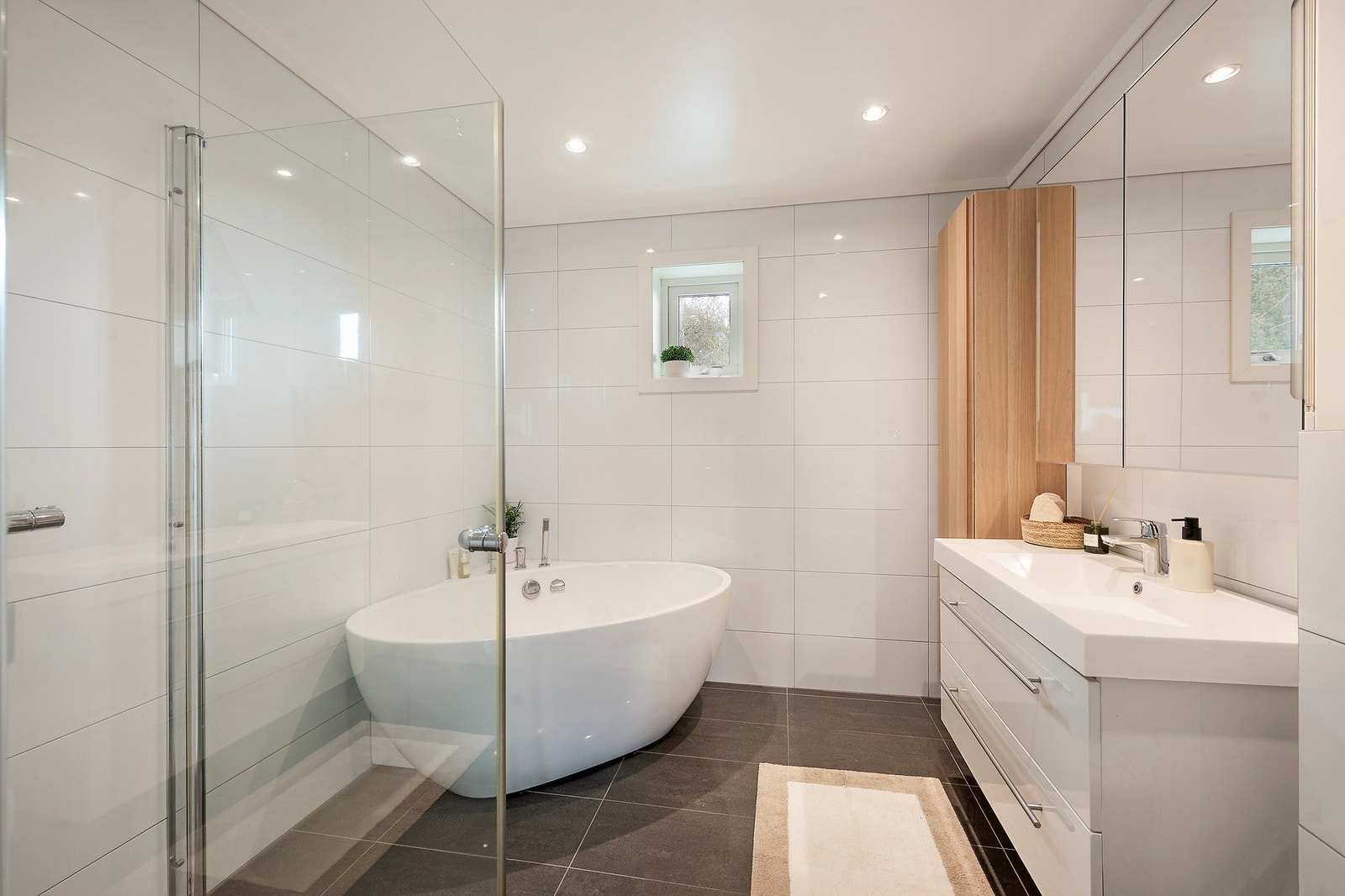 Praktisk og romslig bad i samme etasje som soverommene - godt utstyrt og med plass til alt du trenger Galleribilde