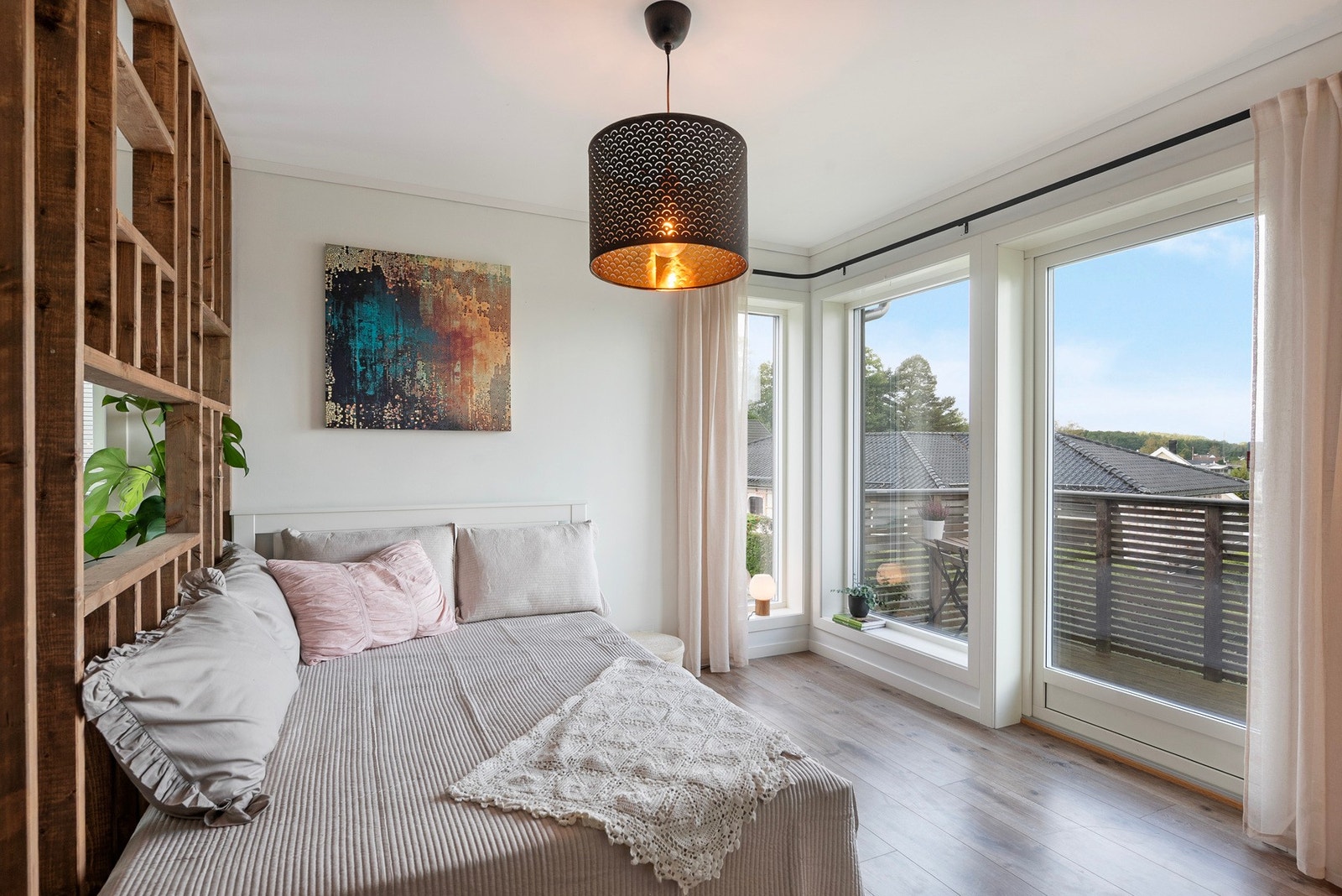 Den åpne halvveggen som er satt opp gir et særegent preg og en fin oppdeling av rommet Galleribilde