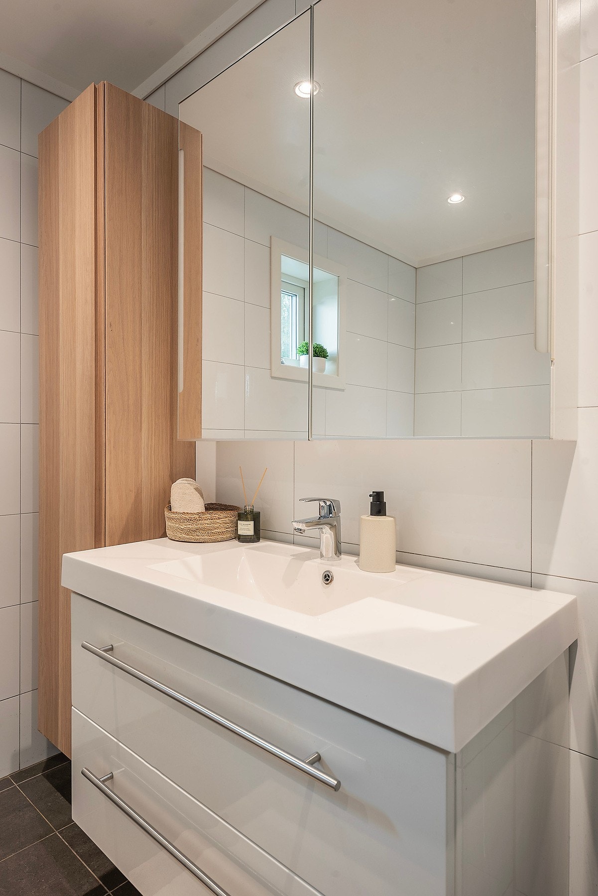 God oppbevaringsplass i servantinnredning med skuffer, speilskap og høyskap Galleribilde