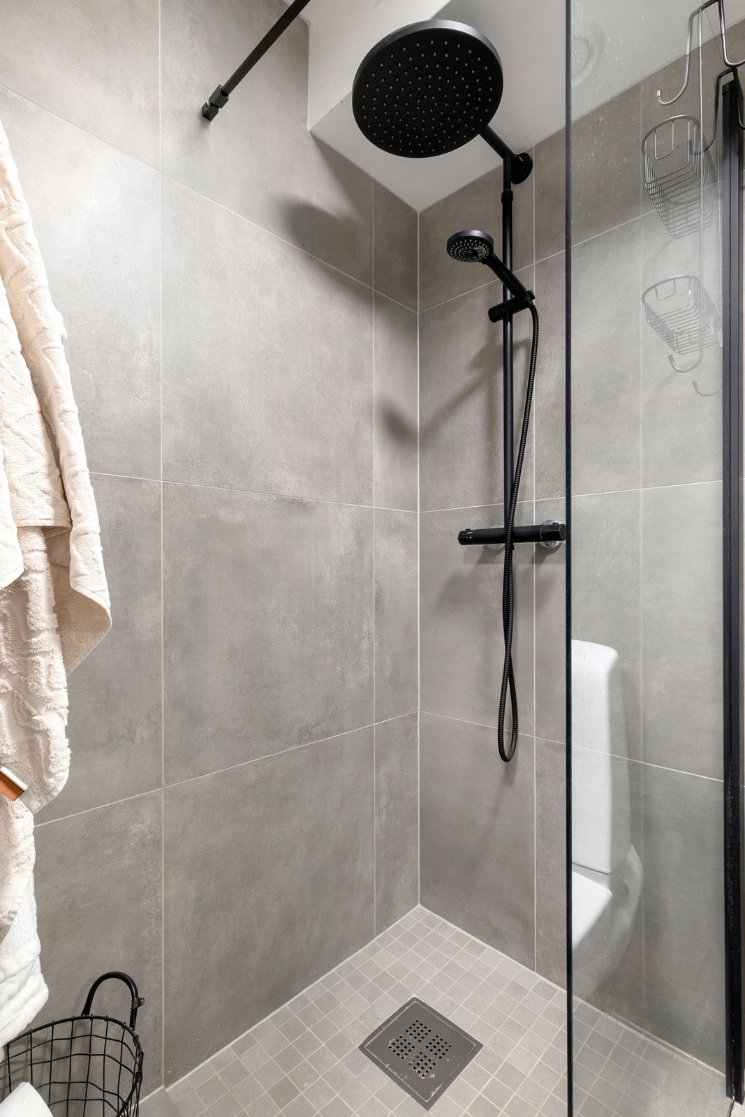 Badet har dusjhjørne, wc, vv-bereder og baderomsinnredning. Galleribilde