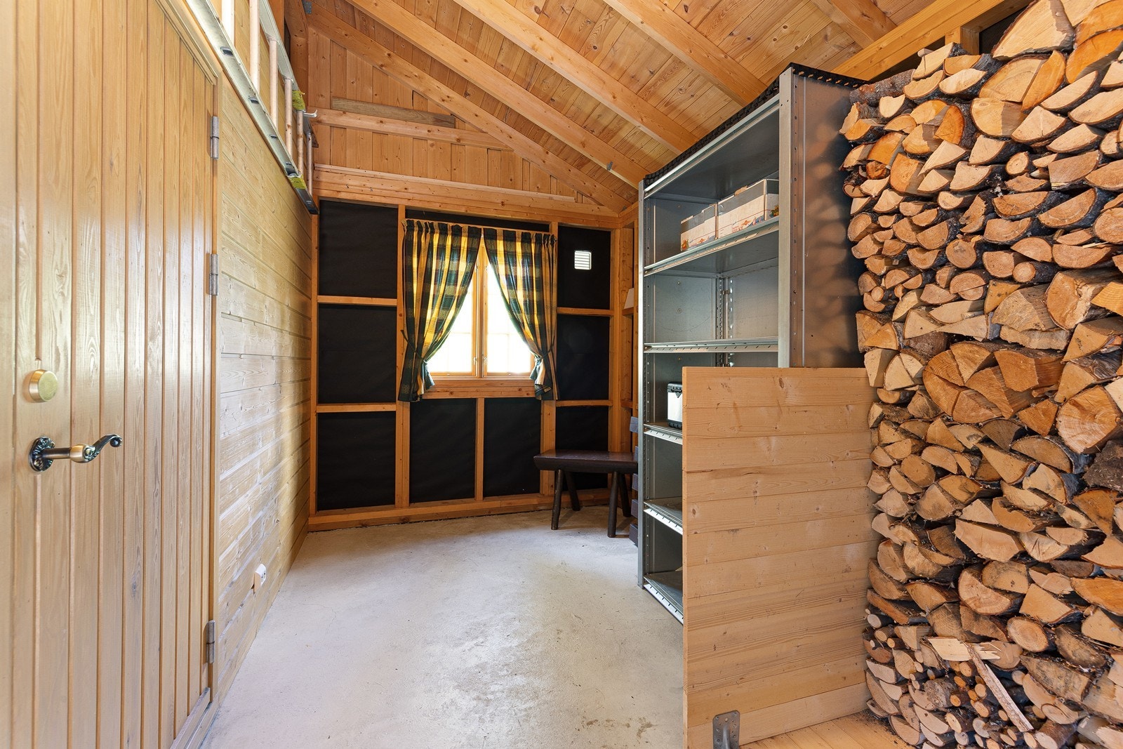 Boden gir god plass til oppbevaring og lagring av sesongutstyr og ved. Galleribilde