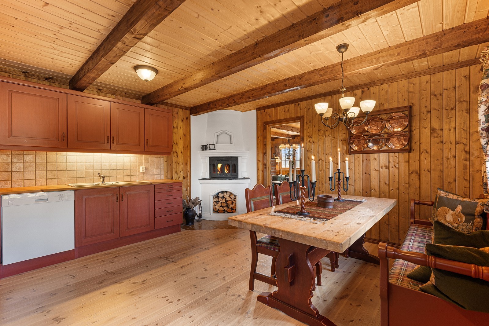 Også her er det en innmurt peisinnsats som gir både varme og stemning. Galleribilde