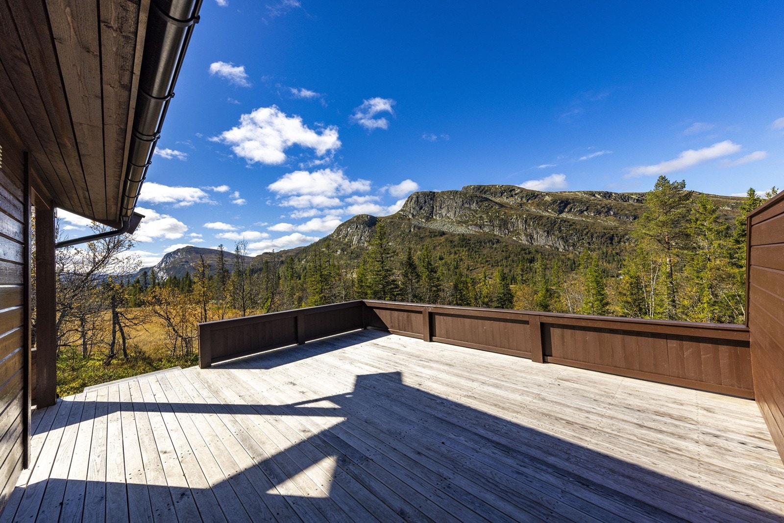 Hytta ligger idyllisk til på ca. 900 moh. med gode solforhold og fin utsikt. Galleribilde