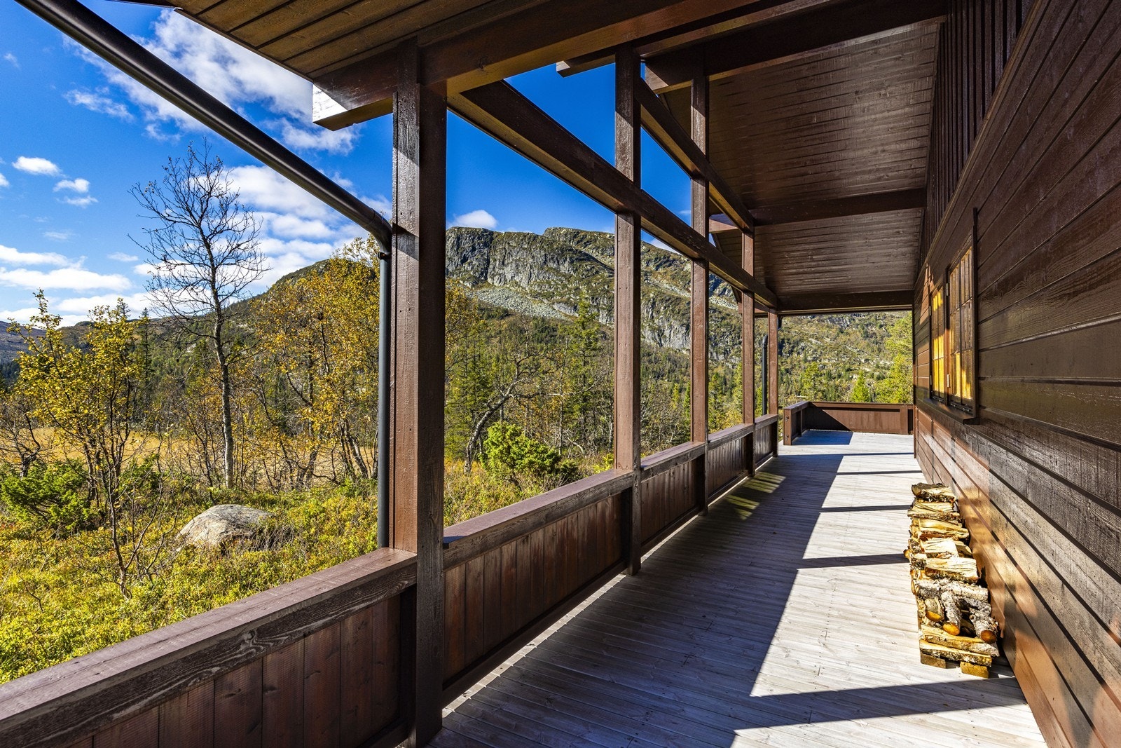 Med utgang fra stue har man den flotte terrassen som er delvis overbygd. Galleribilde