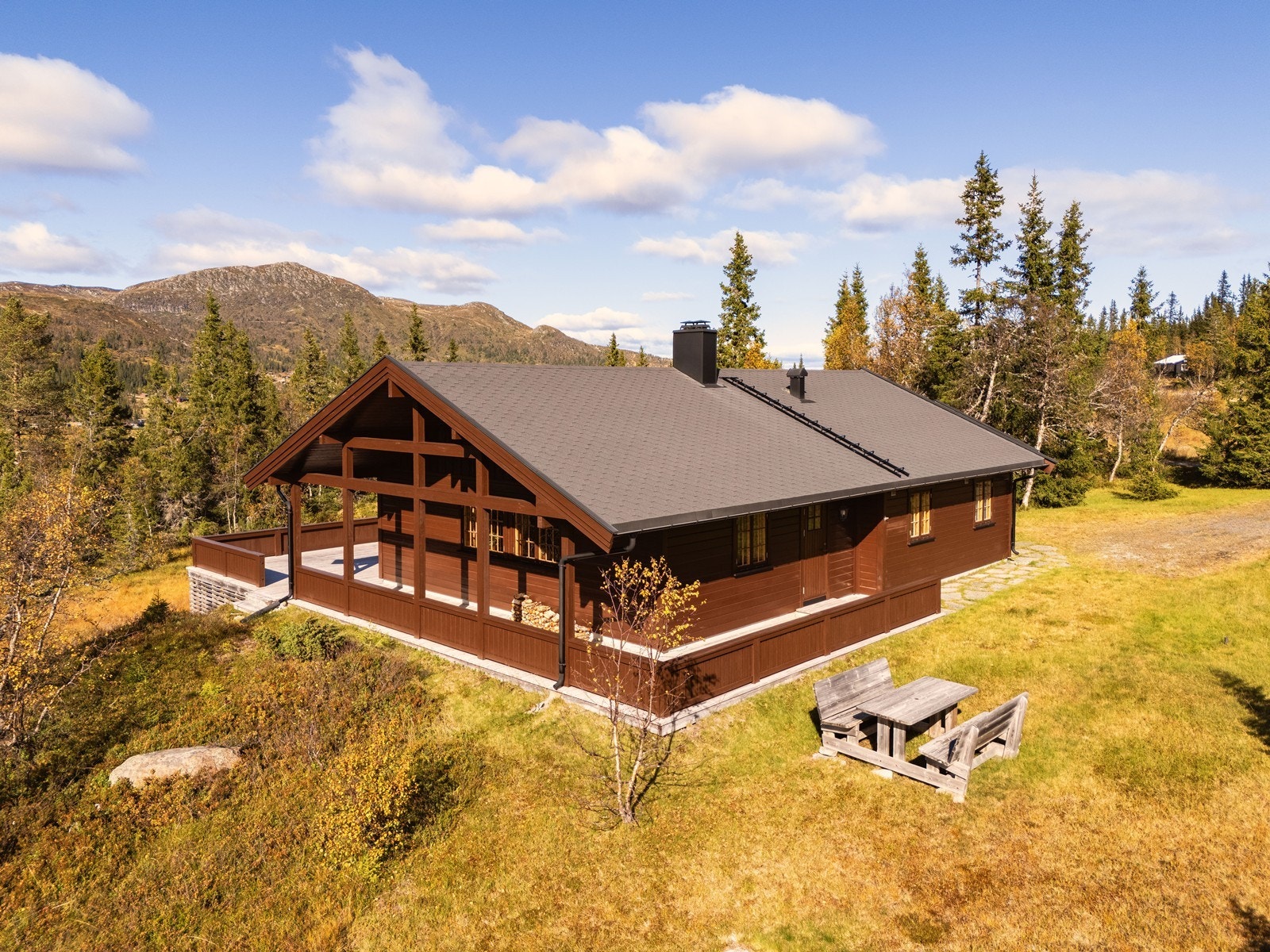 Sjarmerende fjellhytte med god planløsning og naturskjønn beliggenhet på populære Haglebu. Galleribilde