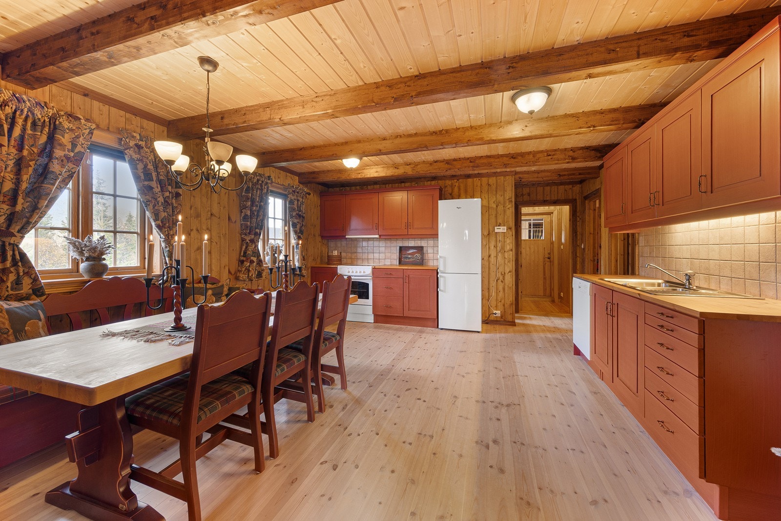 Kjøkkenet har innredning med profilerte fronter og benkeplate av heltre, samt god skapplass og avsatt plass til kjøl/fryseskap, oppvaskmaskin og komfyr. Galleribilde