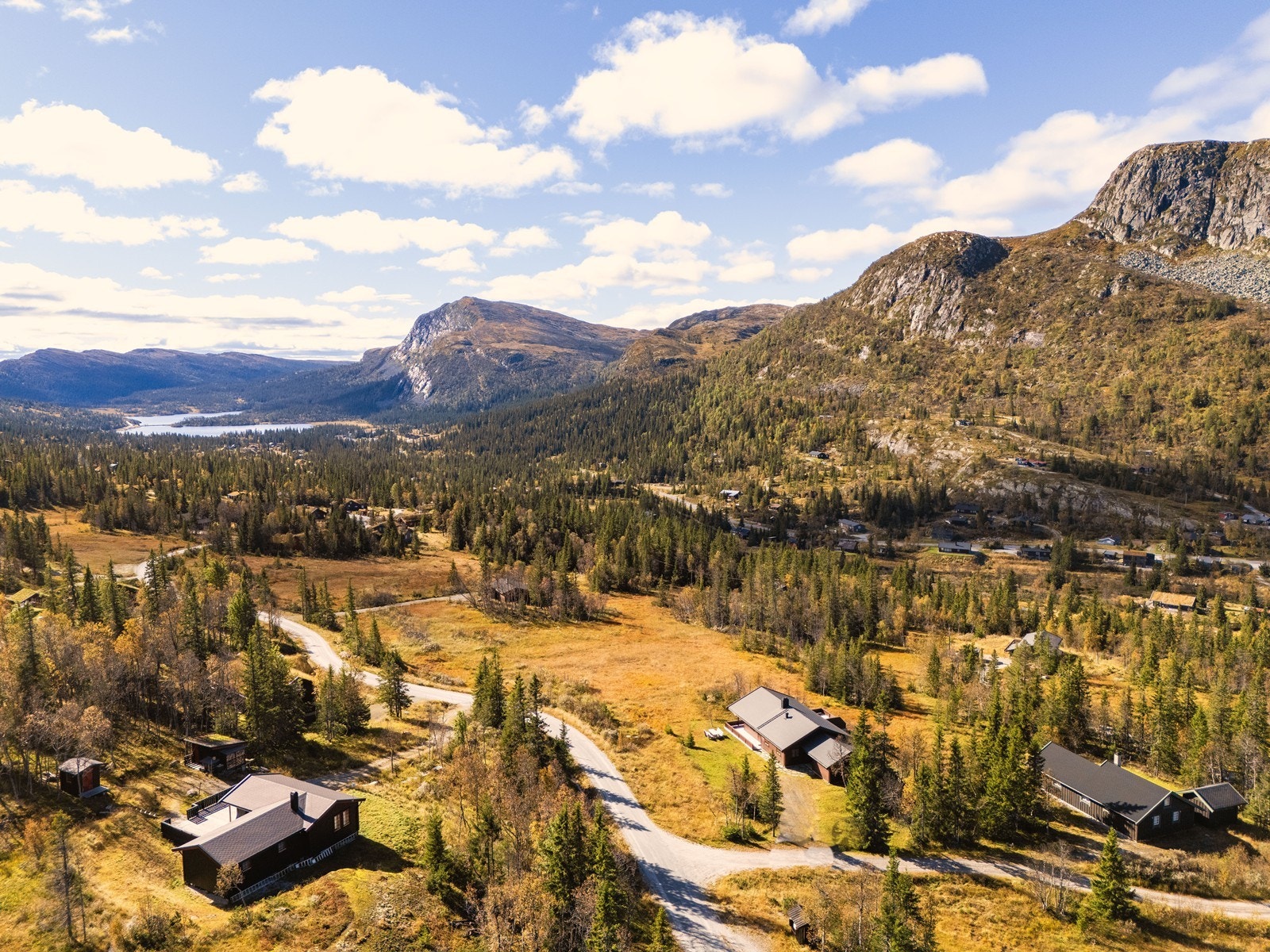 Området byr på flotte naturopplevelser året rundt, med turstier, fiskevann, badeplasser, milevis med skiløyper og alpinanlegg like i nærheten. Galleribilde