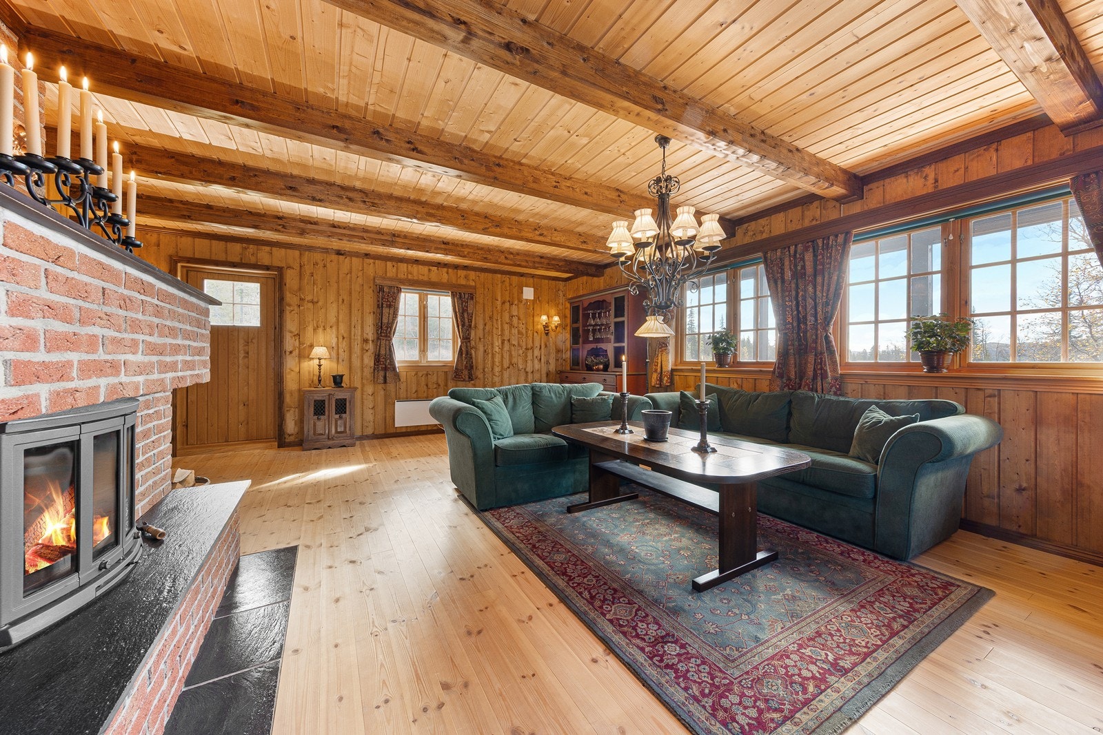 Innvendig overflater har tregulv, samt vegger og himlinger kledd med trepanel. Galleribilde