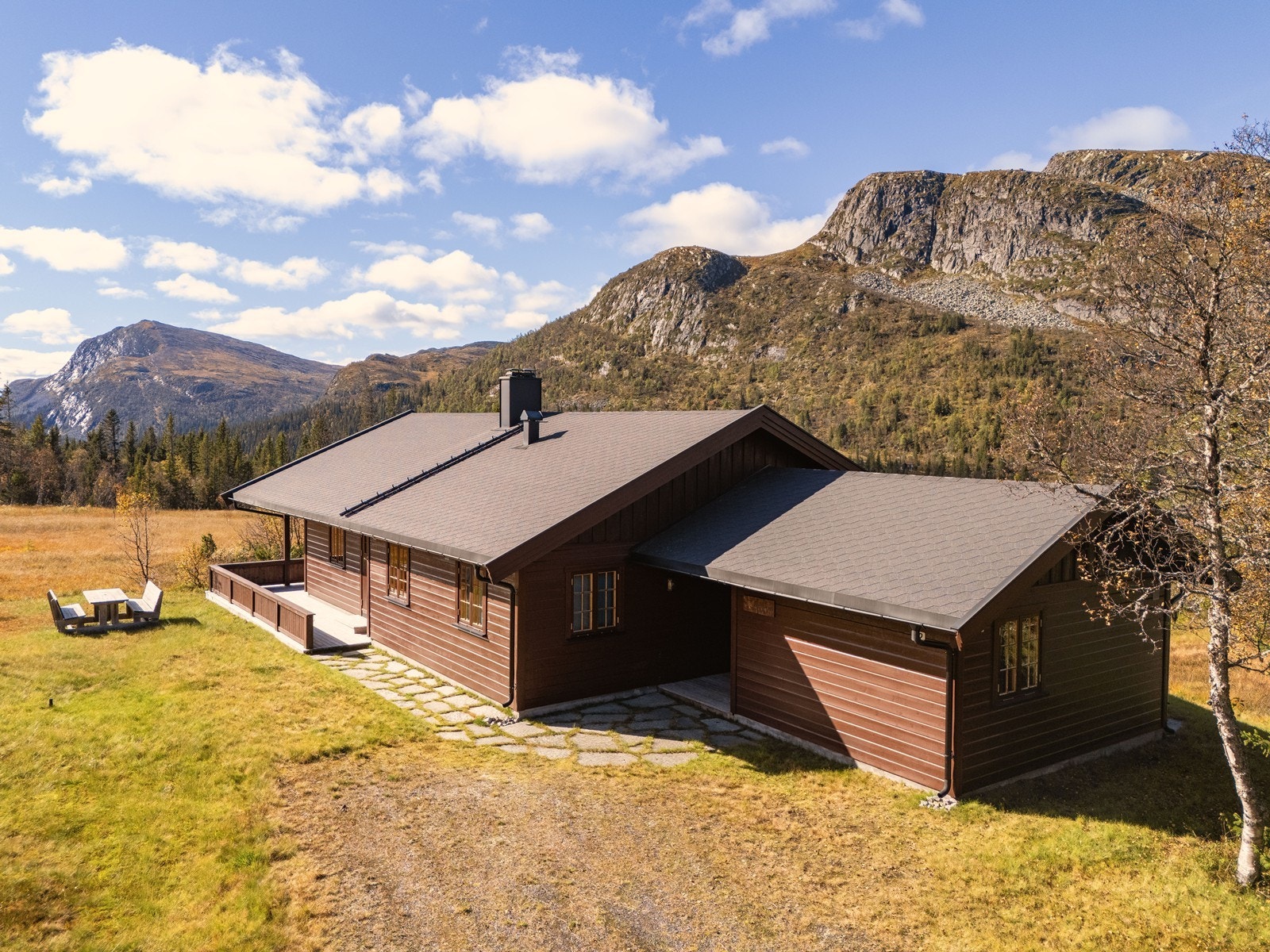 Det er enkel adkomst med helårsvei frem til hytta og parkering rett ved hytteveggen. Galleribilde