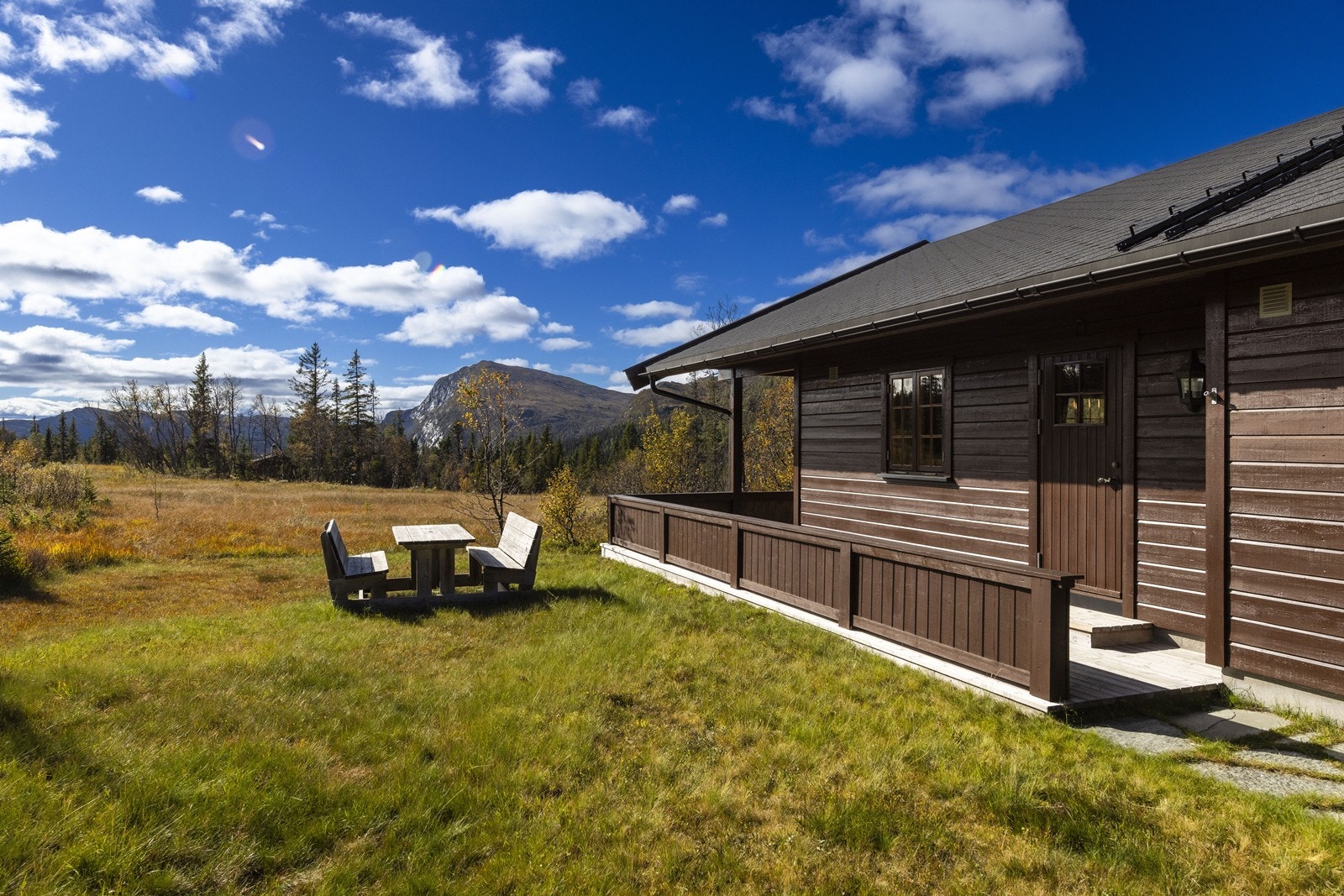 Eiendommen ligger på en flat til lett skrånende tomt som er pent opparbeidet med gressplen. Galleribilde
