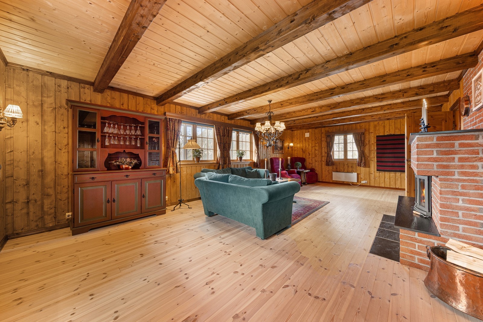 Det er også utgang til terrasse og godt lysinnslipp fra tre sider. Galleribilde