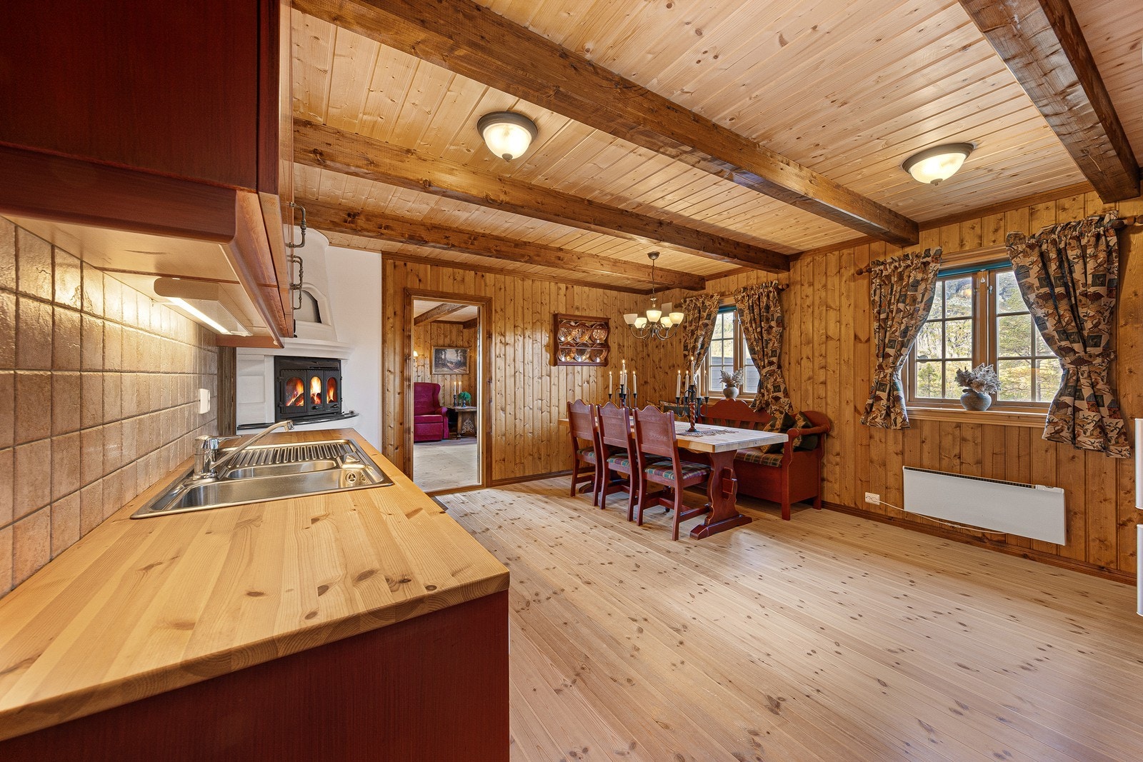 Kjøkkenet er av god størrelse med plass til et stort spisebord. Galleribilde