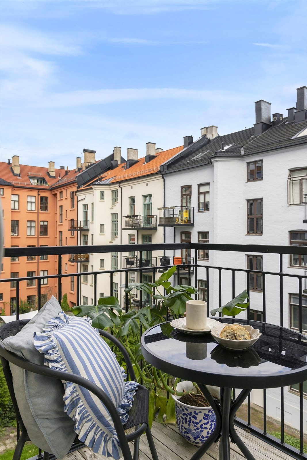 Et hyggelig og flott uterom på ca. 4 kvm med rolig atmosfære og idyllisk preg. Galleribilde