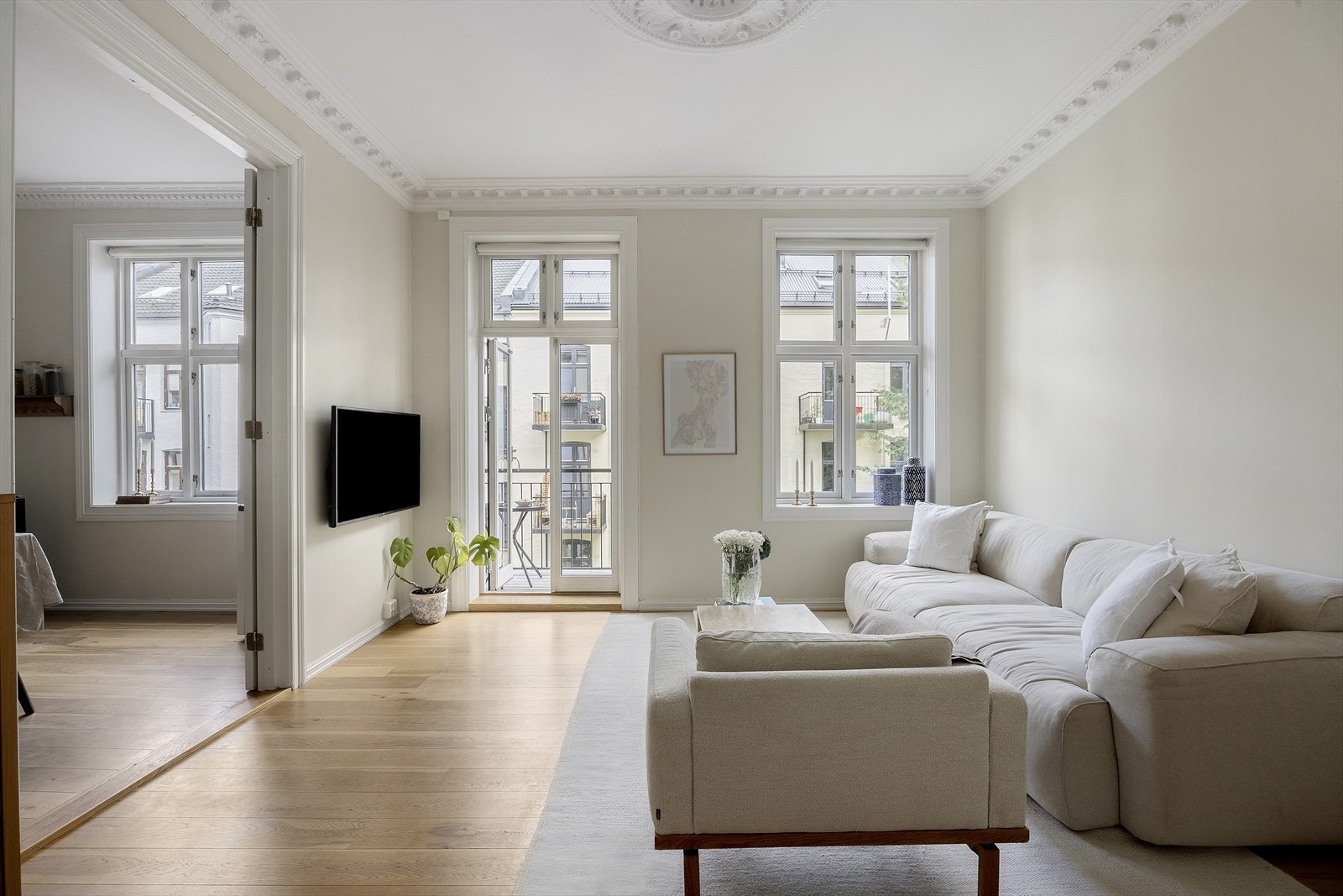 Leiligheten har et klassisk uttrykk med vakre originale elementer som stukkatur og rosetter, og er praktisk utformet med to soverom, bad, entré og romslige sosiale soner. Galleribilde