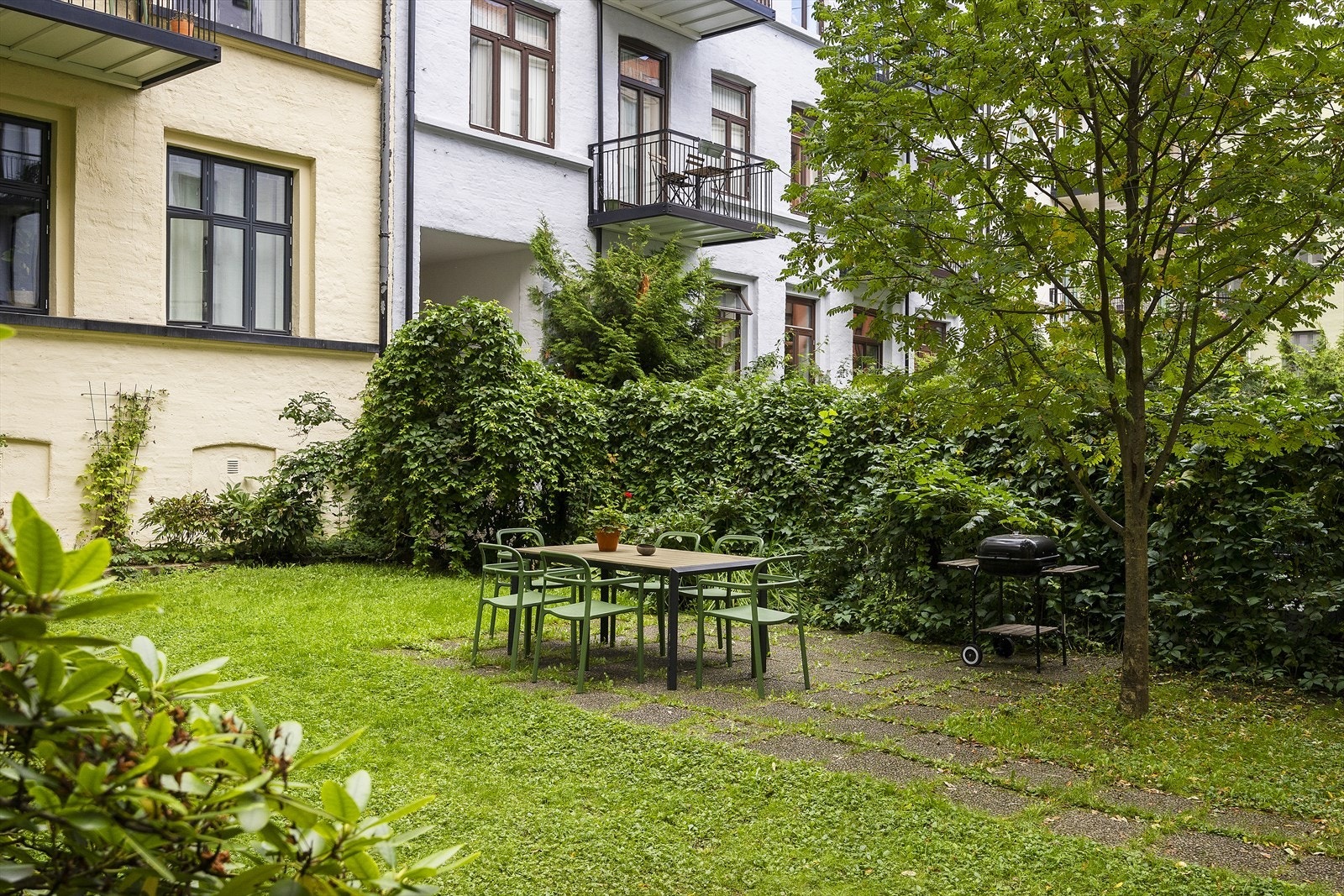 Felles grill og frodige omgivelser. Galleribilde