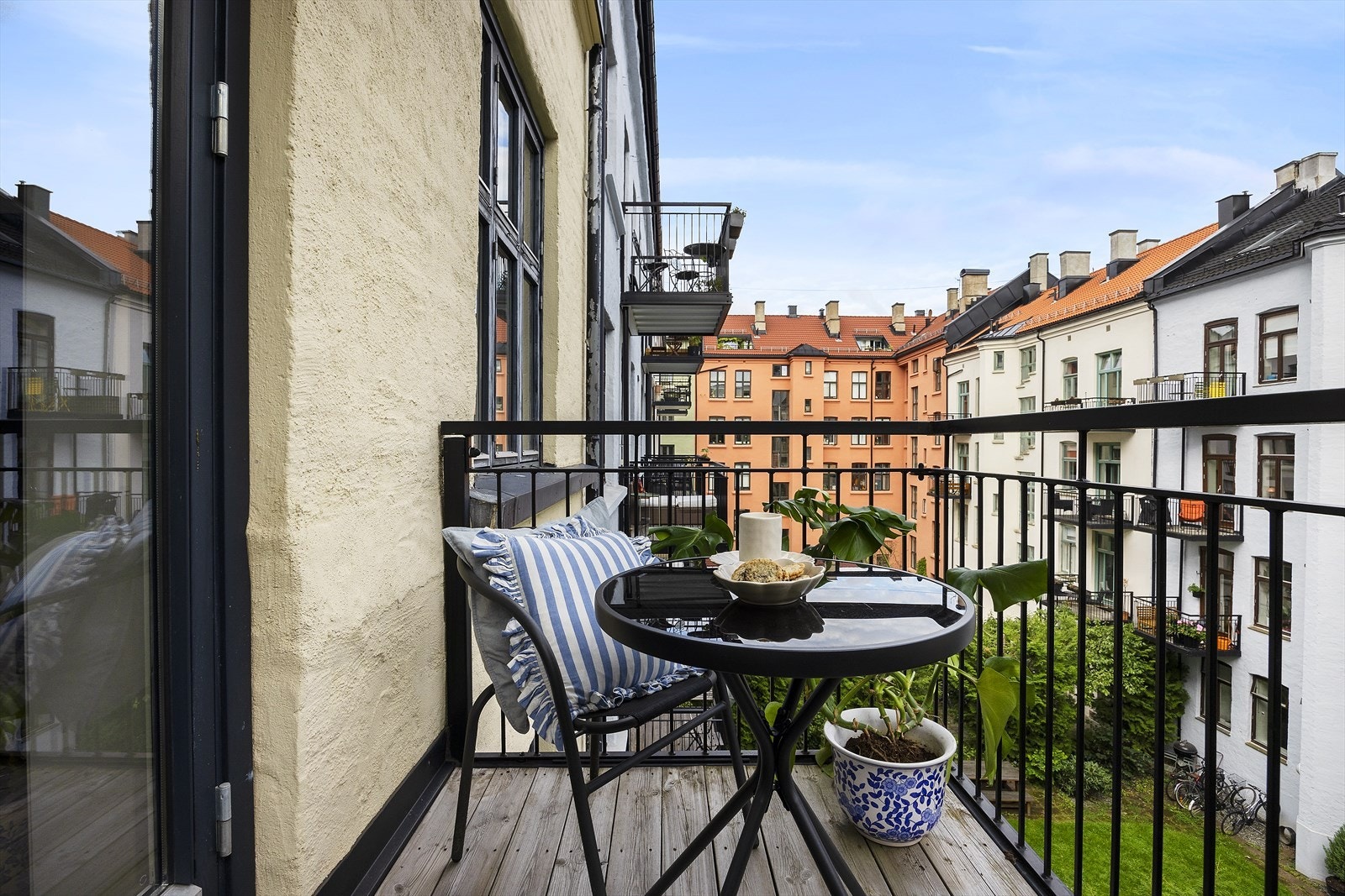 En klassisk, gjennomgående og luftig 3-roms leilighet med balkong. Stille beliggende i indre gård. Galleribilde