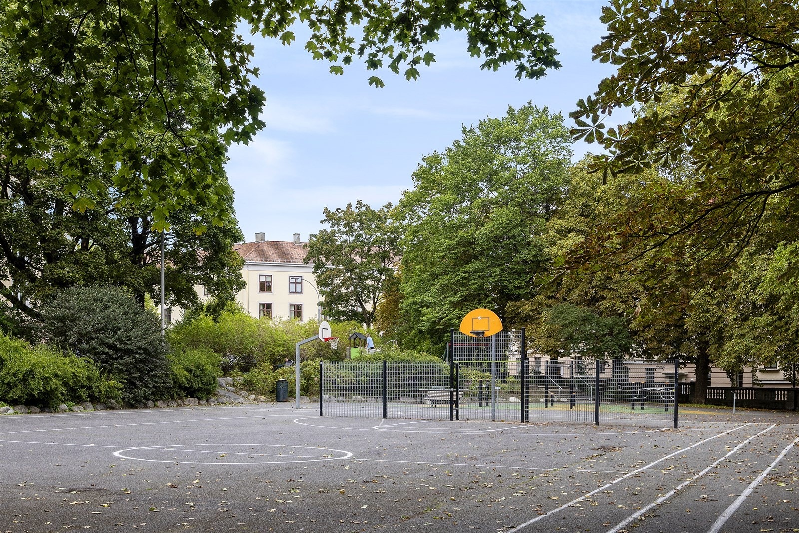 Innenfor få minutters gange finner du bussholdeplass, dagligvareforretninger, treningssenter og idylliske rekreasjonsområder. Galleribilde