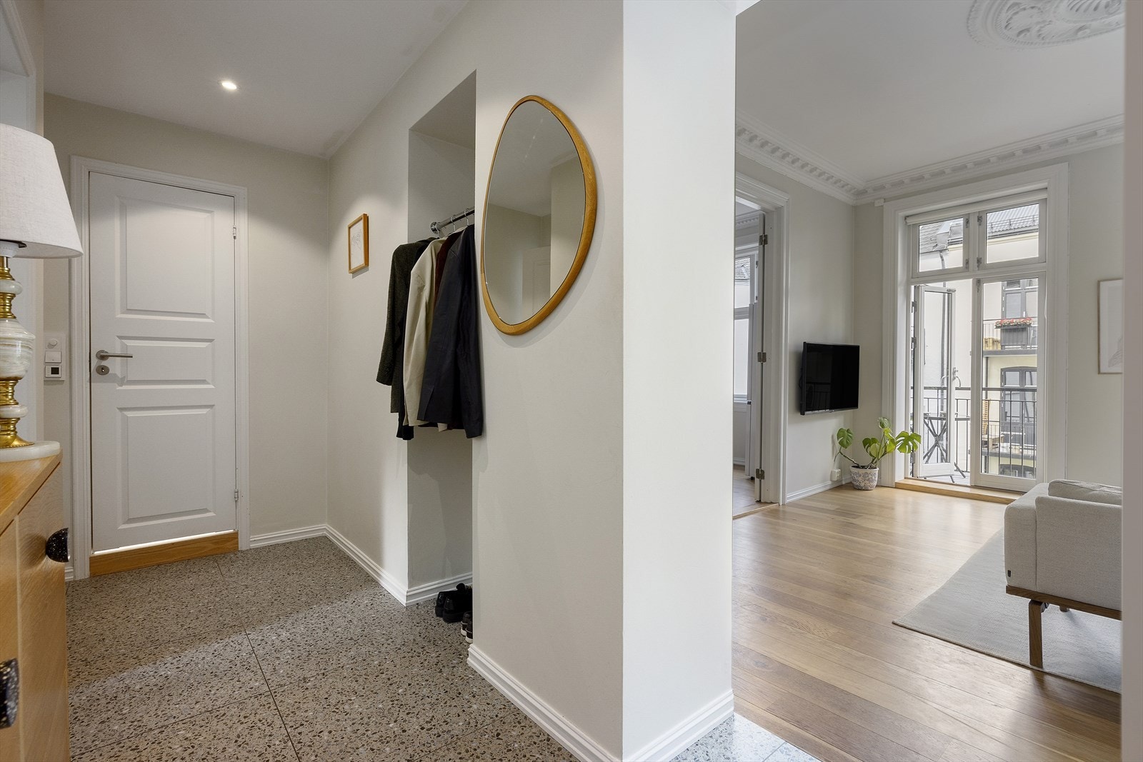 Velkommen inn! Her blir du møtt av en lys og innbydende entré. Galleribilde