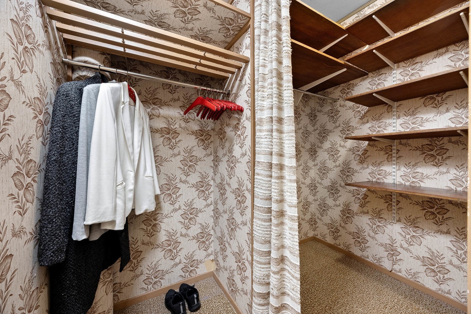 Garderobe/bod med god plass til klær og sko Galleribilde