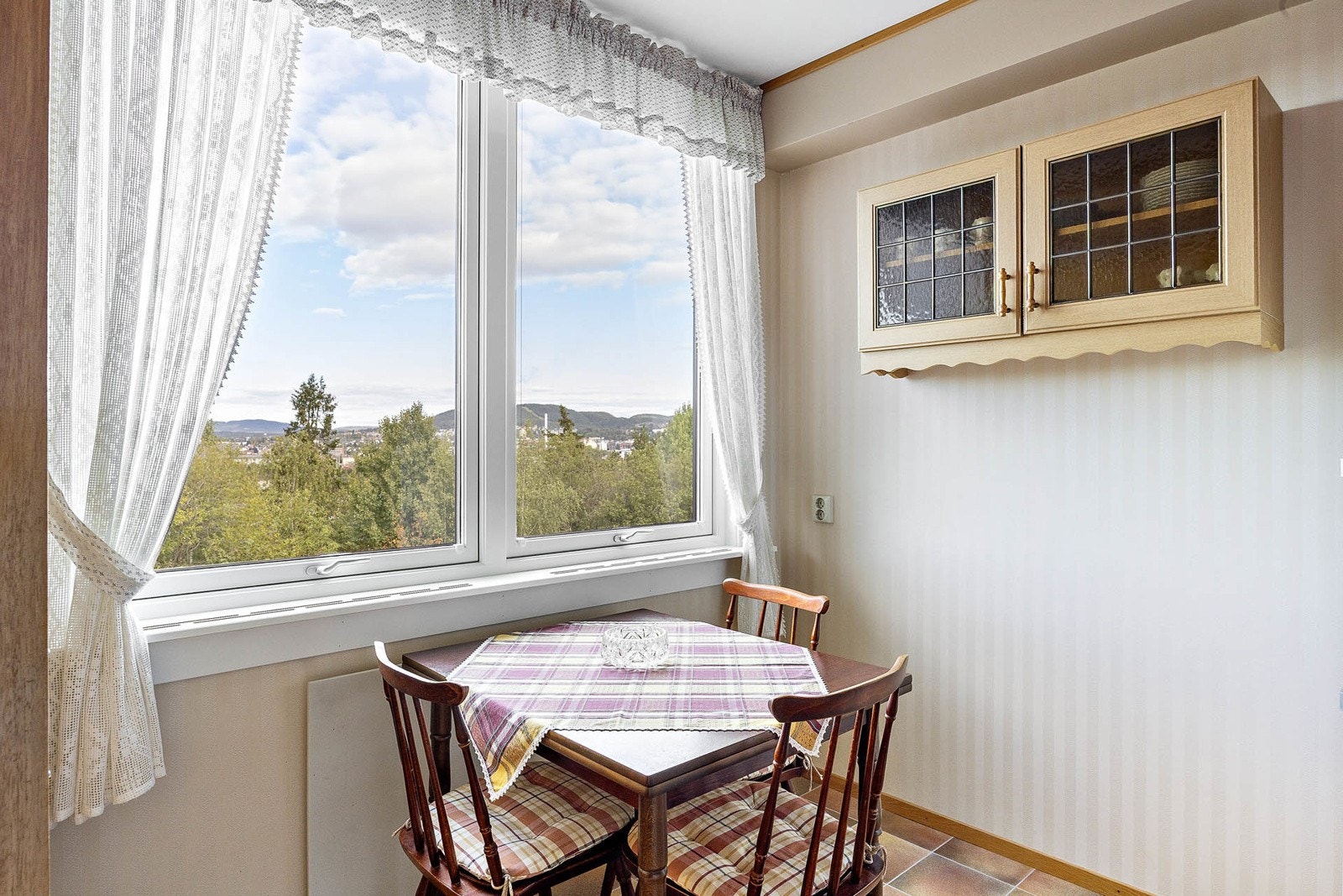 Hyggelig spiseplass med fin utsikt Galleribilde