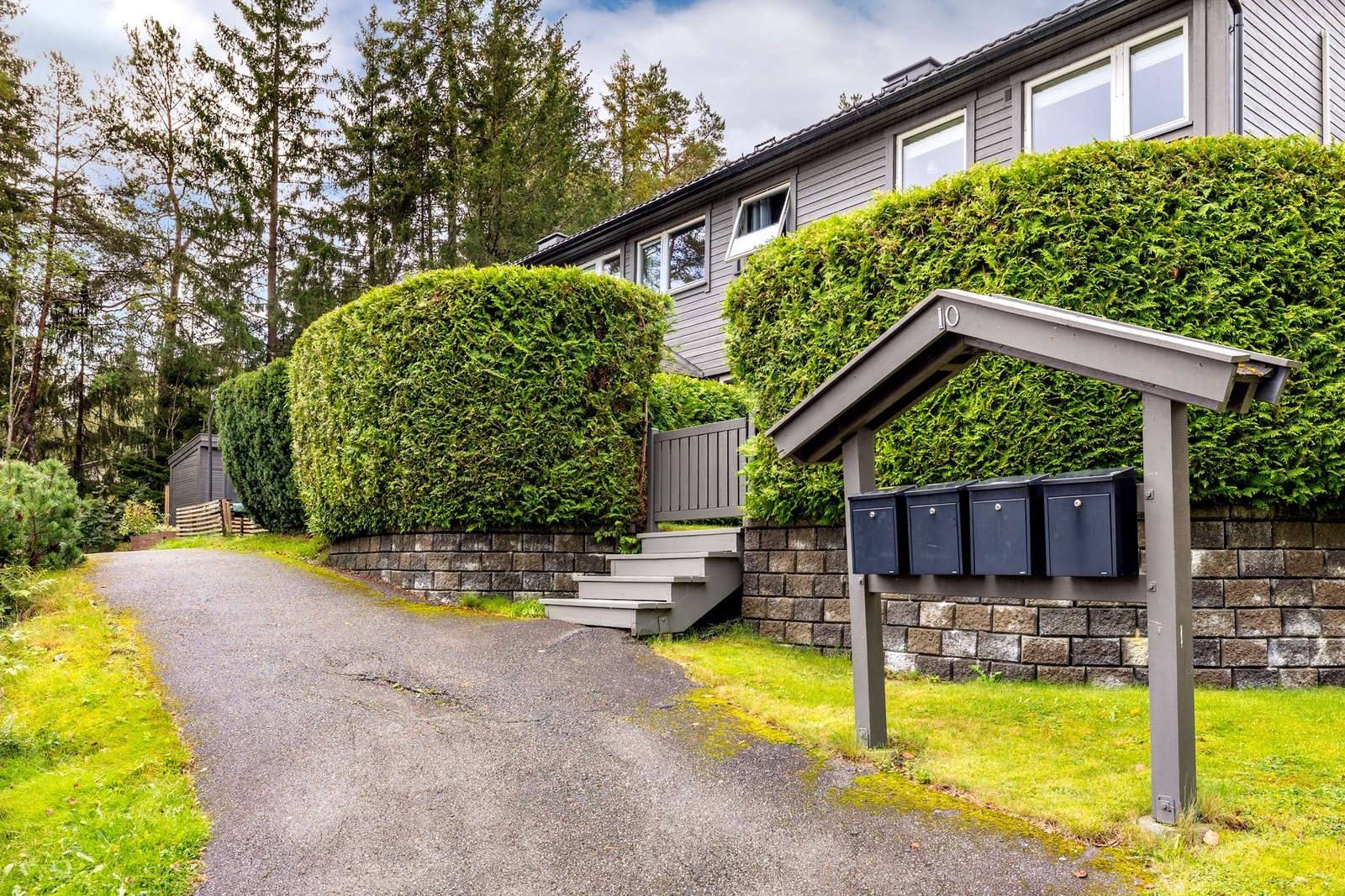 Rekkehuset ligger i et rolig, barnevennlig og attraktivt boligområde på Sofiemyr med kort vei til skoler, butikker og kollektivtransport. Galleribilde