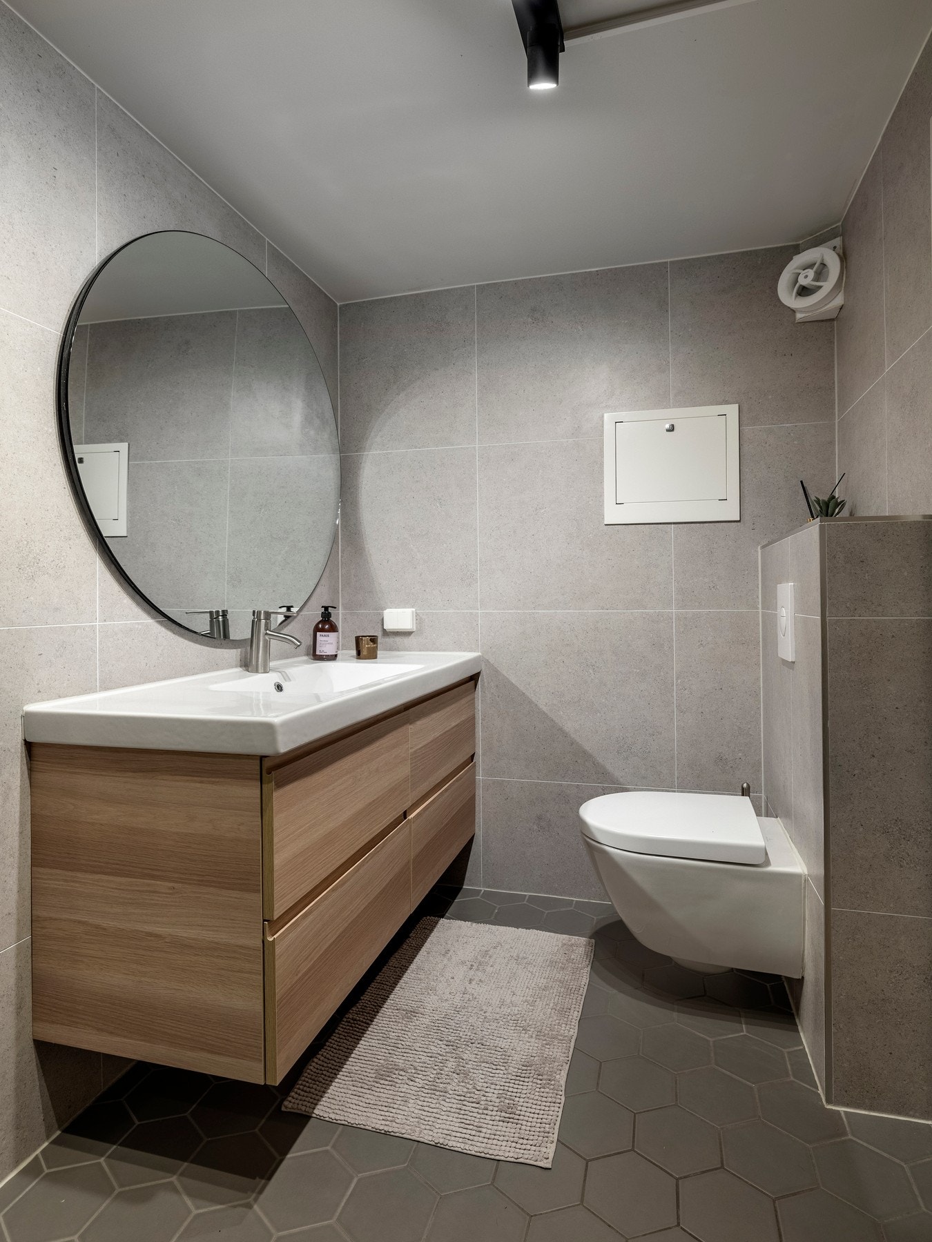 Badet har et pent uttrykk med fliser på både vegger- og gulv, samt varmekabler. Galleribilde