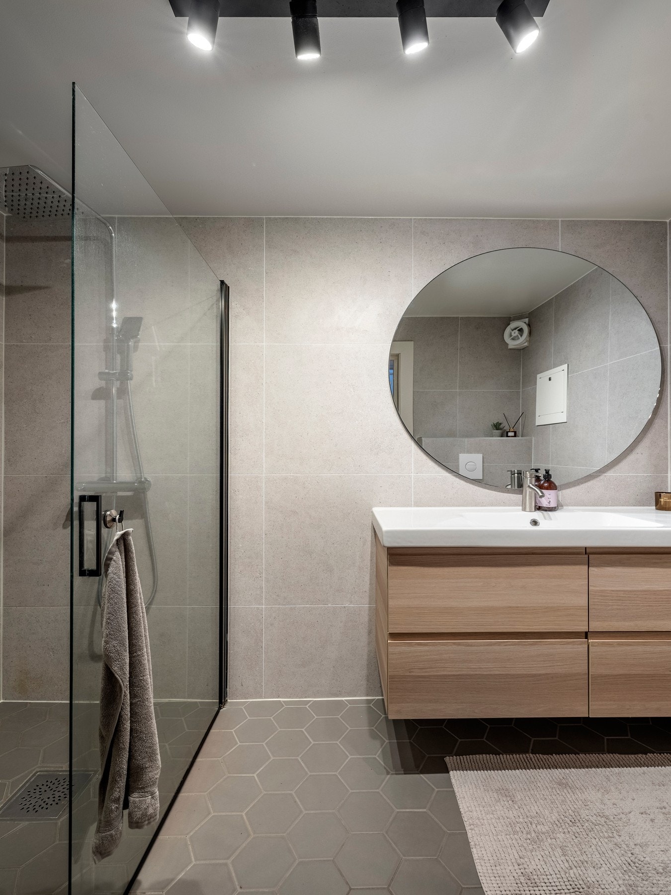 Badet i 1.etasje ble renovert i 2019, og det ble lagt fliser på vegger i 2021. Galleribilde