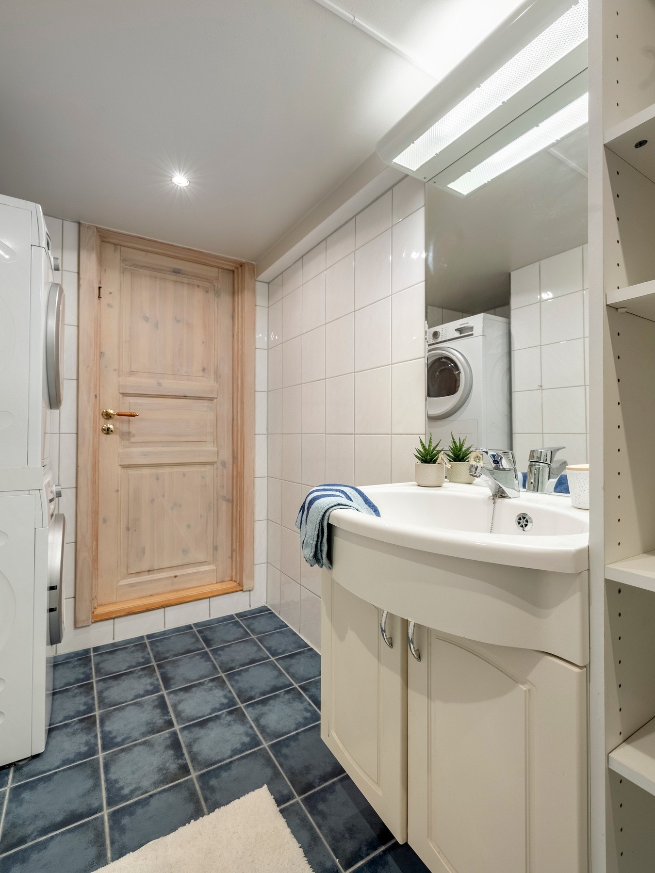 Badet i kjelleretasjen har flislagte vegger- og gulv med varmekabler og innfelt downlights. Galleribilde