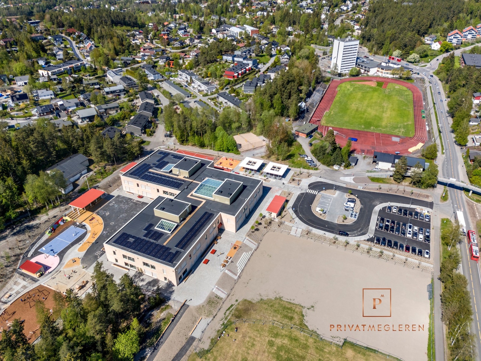 Skolen er i umiddelbar nærhet av rekkehuset. Galleribilde