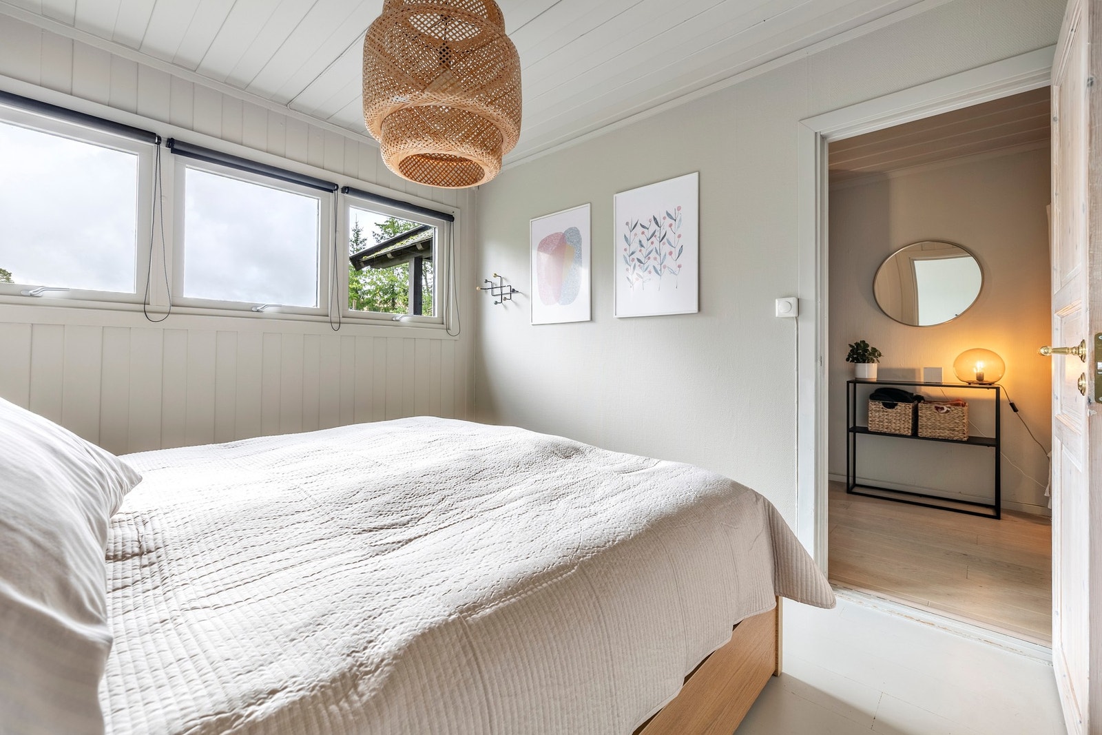 Hovedsoverommet er meget romslig, og rommet er innredet med en praktisk skyvedørsgarderobe. Galleribilde