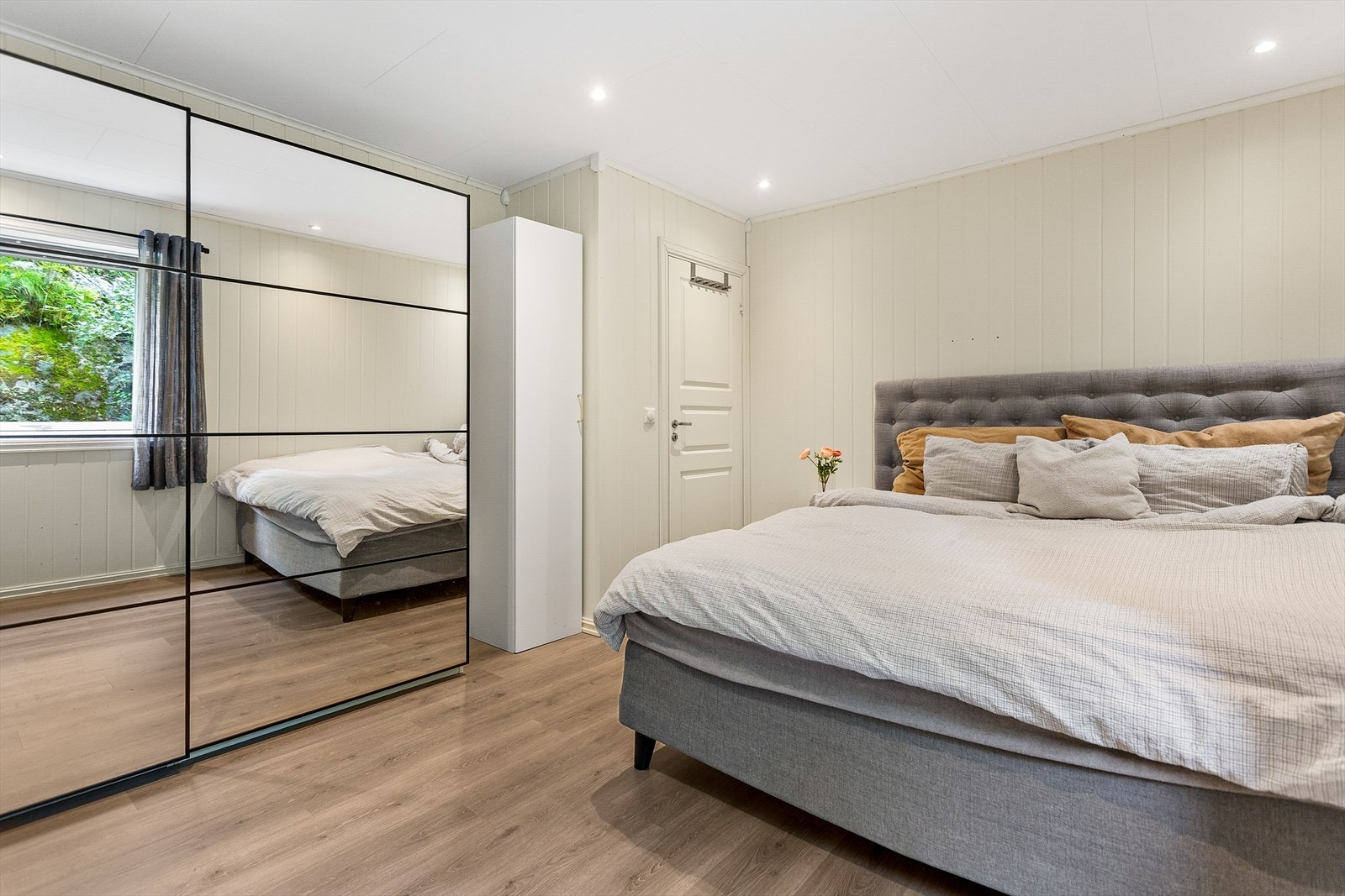 Det er 5 soverom i boligen, dette er det største soverommet Galleribilde