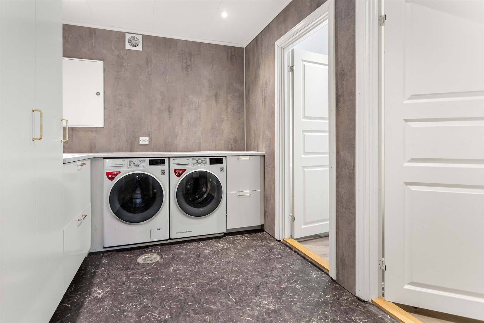 Ved entreen er det et nylig renovert vaskerom, med flott integrert innredning Galleribilde