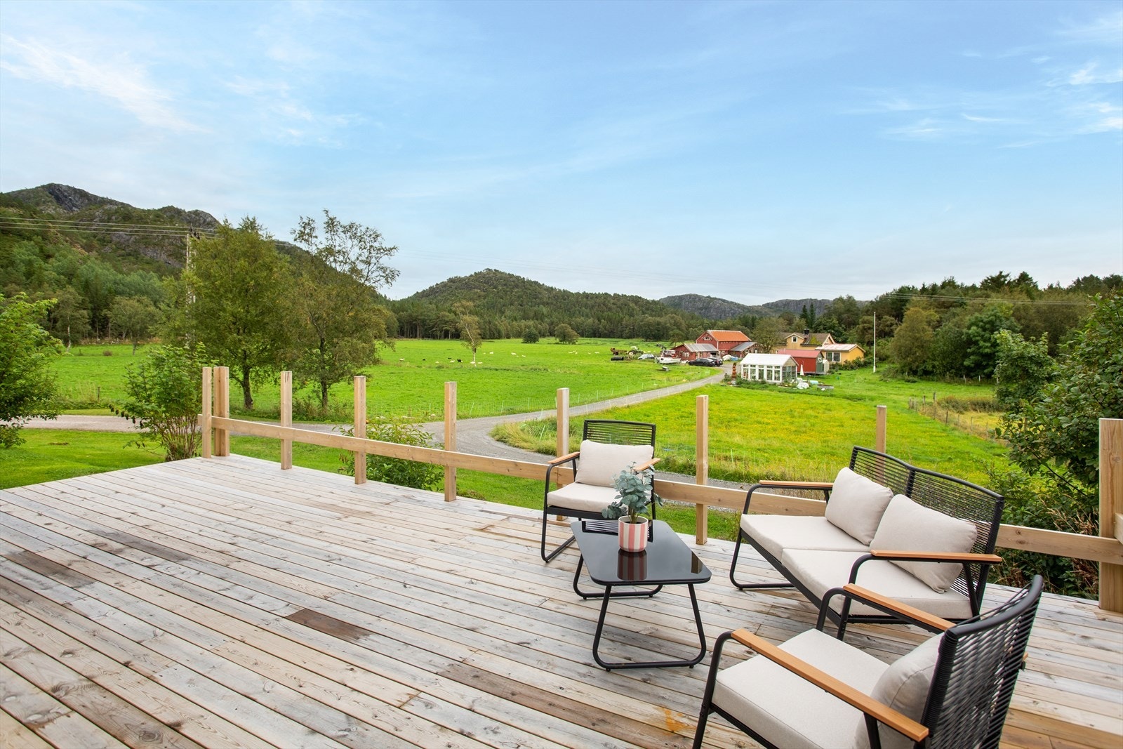 Veranda med utsikt mot nærområdet, her er det lite trafikk med kun en nabo Galleribilde