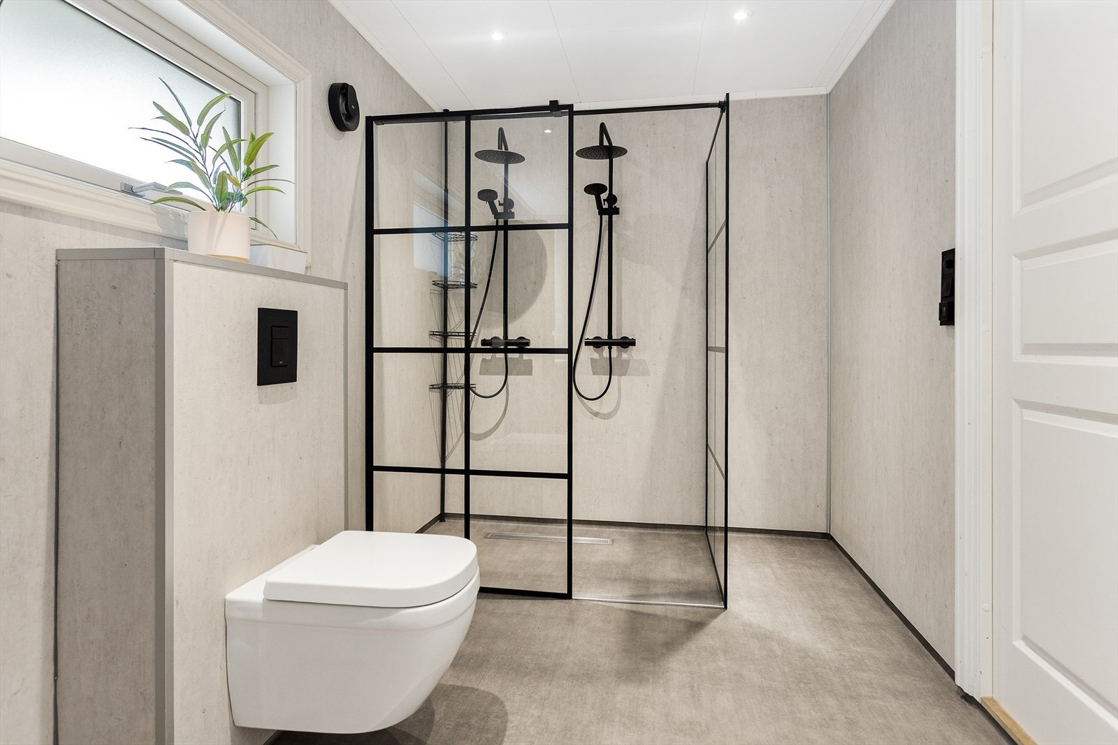 Det er både badekar og dobbelt dusjhjørne på badet Galleribilde